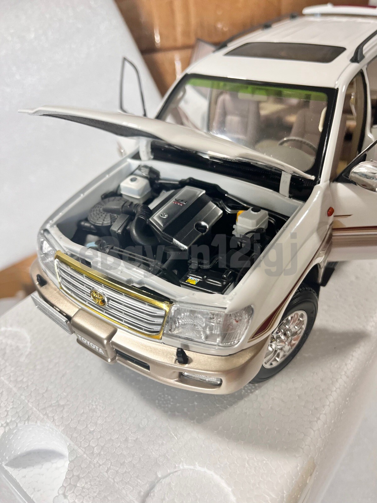 1:18 Scale Toyota Land Cruiser White Diecast Model Car