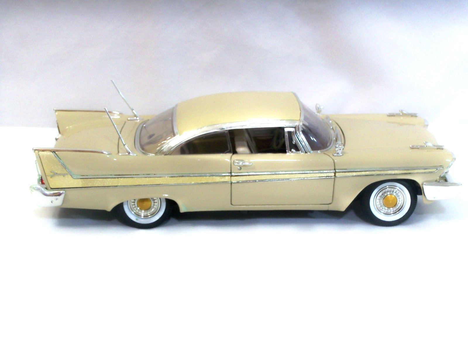 PLYMOUTH FURY 1958 MOTOR MAX 1/18TH SCALE*TLC