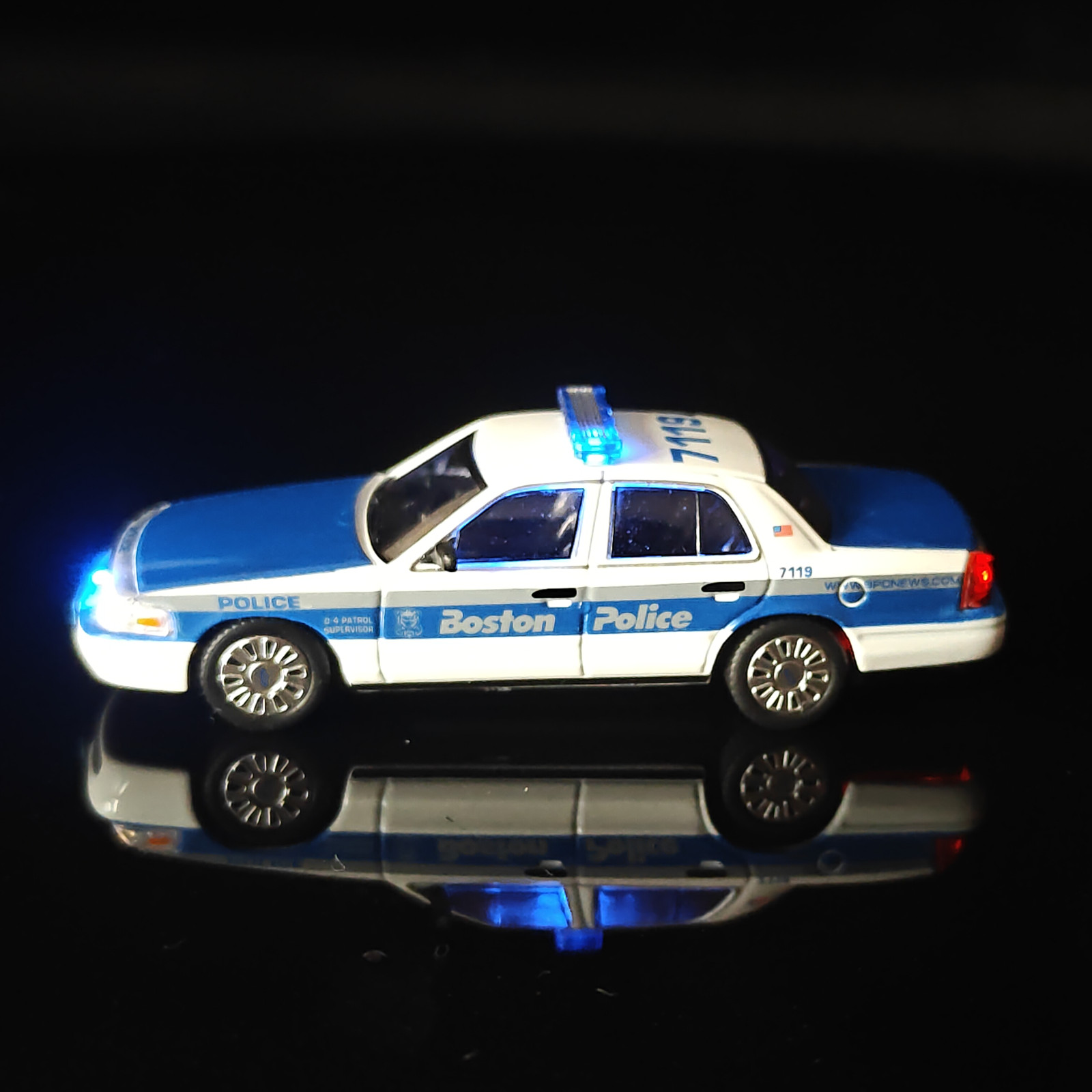 WEPD 1/64 BPD Victoria Crown Scale CarModel Custom with LED Lights（defective）