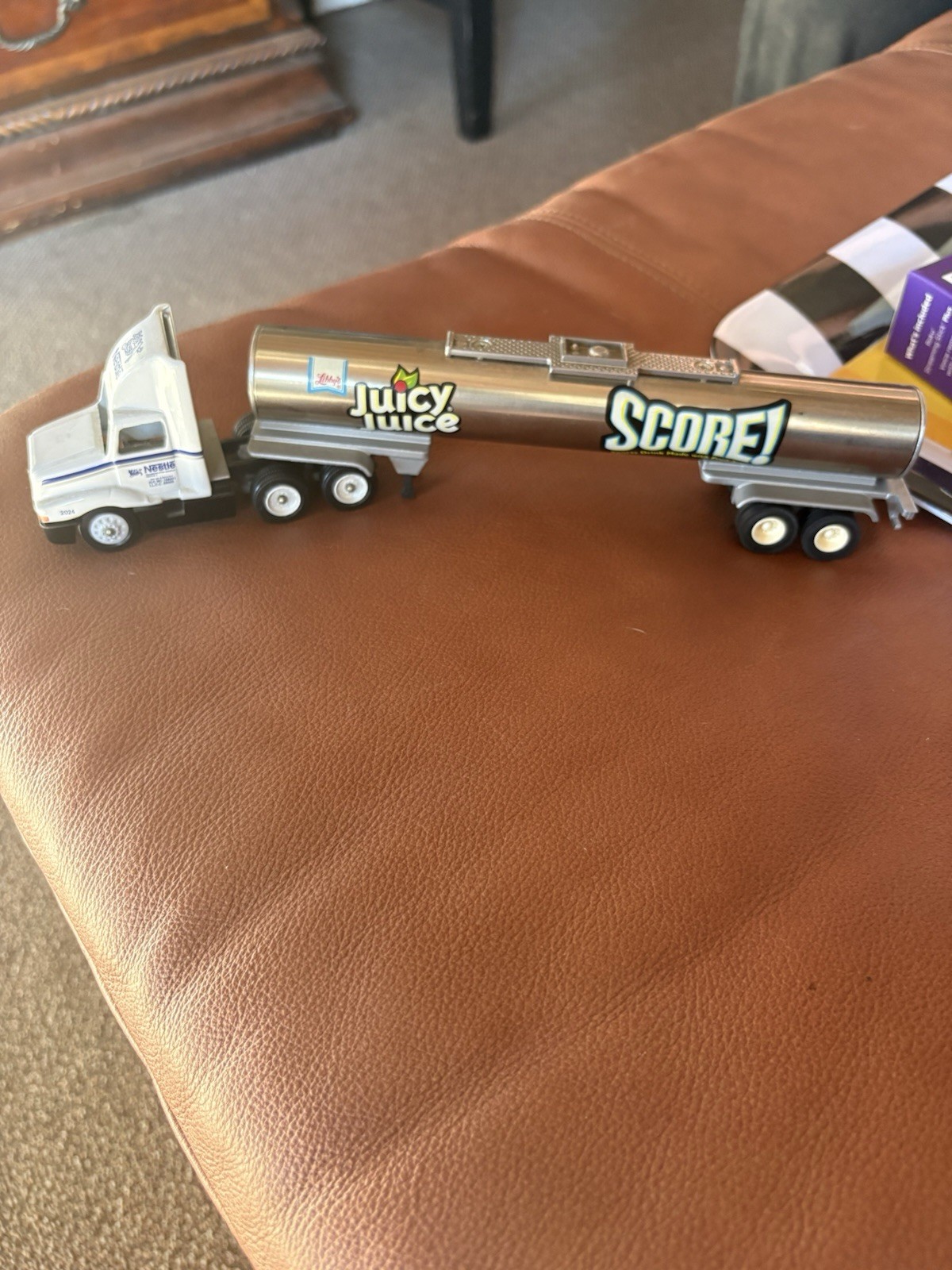 Winross 1:64 White RoadBoss Juicy Juice SCORE! Tanker Semi Truck Diecast