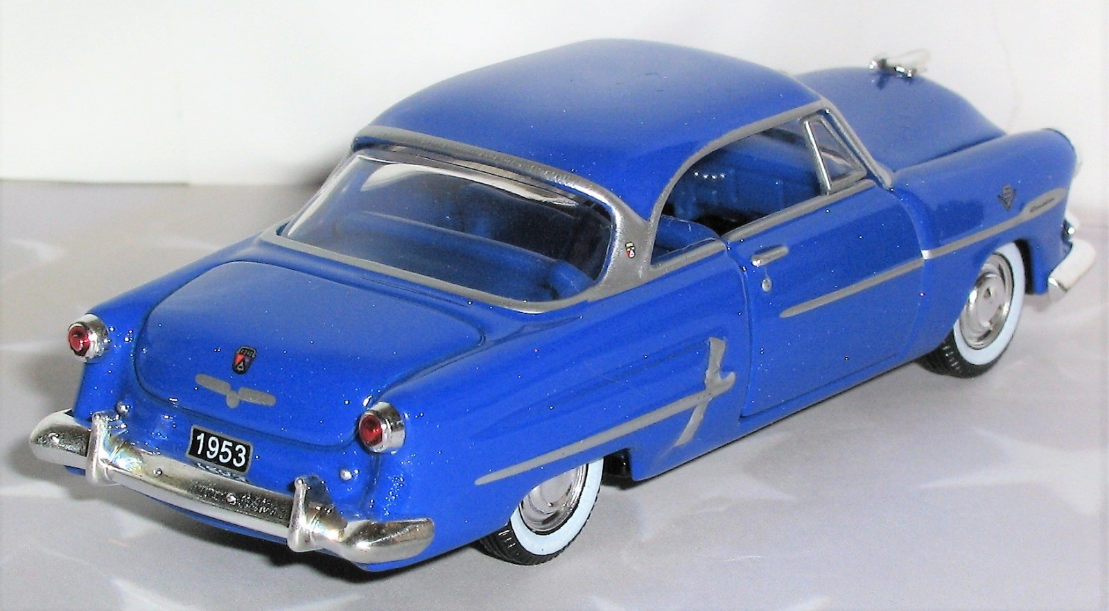 1/64 = 1953 FORD CRESTLINE VICTORIA V8 = Hood & Door Open / Rubber Tire Car