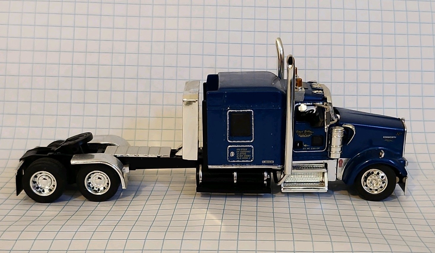 DCP 1:64 Floyd Gibbons Tri-axle Husky Spreader Kenworth Lowboy Tractor Trailer