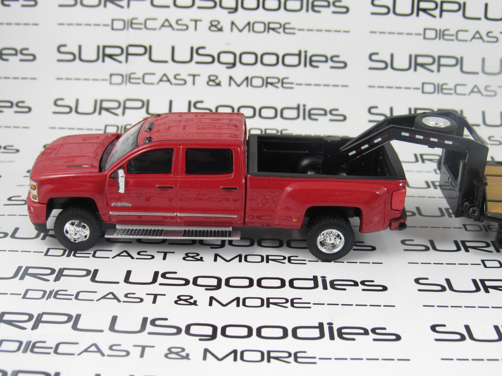 Greenlight 2018 CHEVROLET SILVERADO HD 3500 Dually Pickup w/Gooseneck Trailer