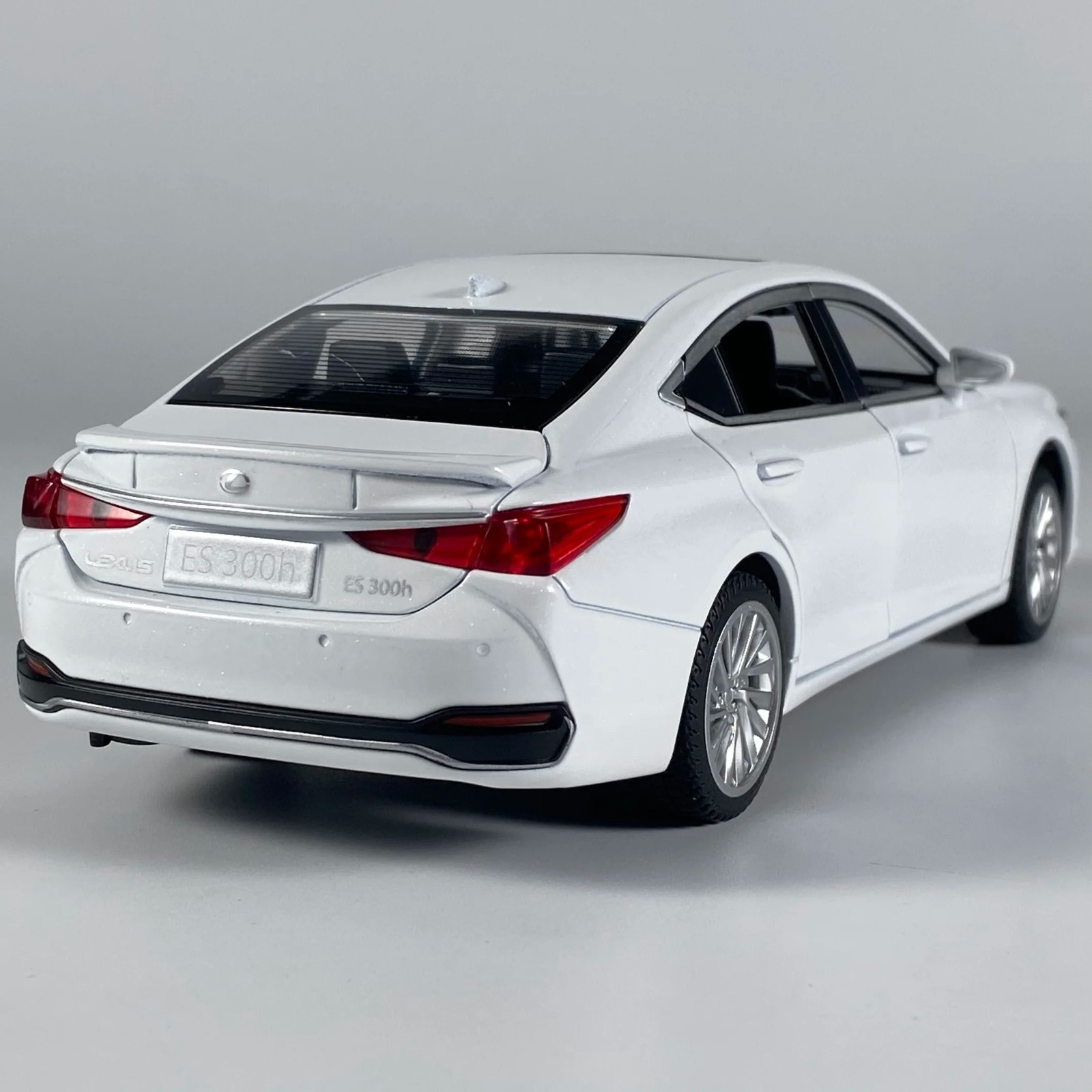 1:24 Lexus ES300 ES300h Alloy Diecast Car Model Sound Light Kid’s Collectibles