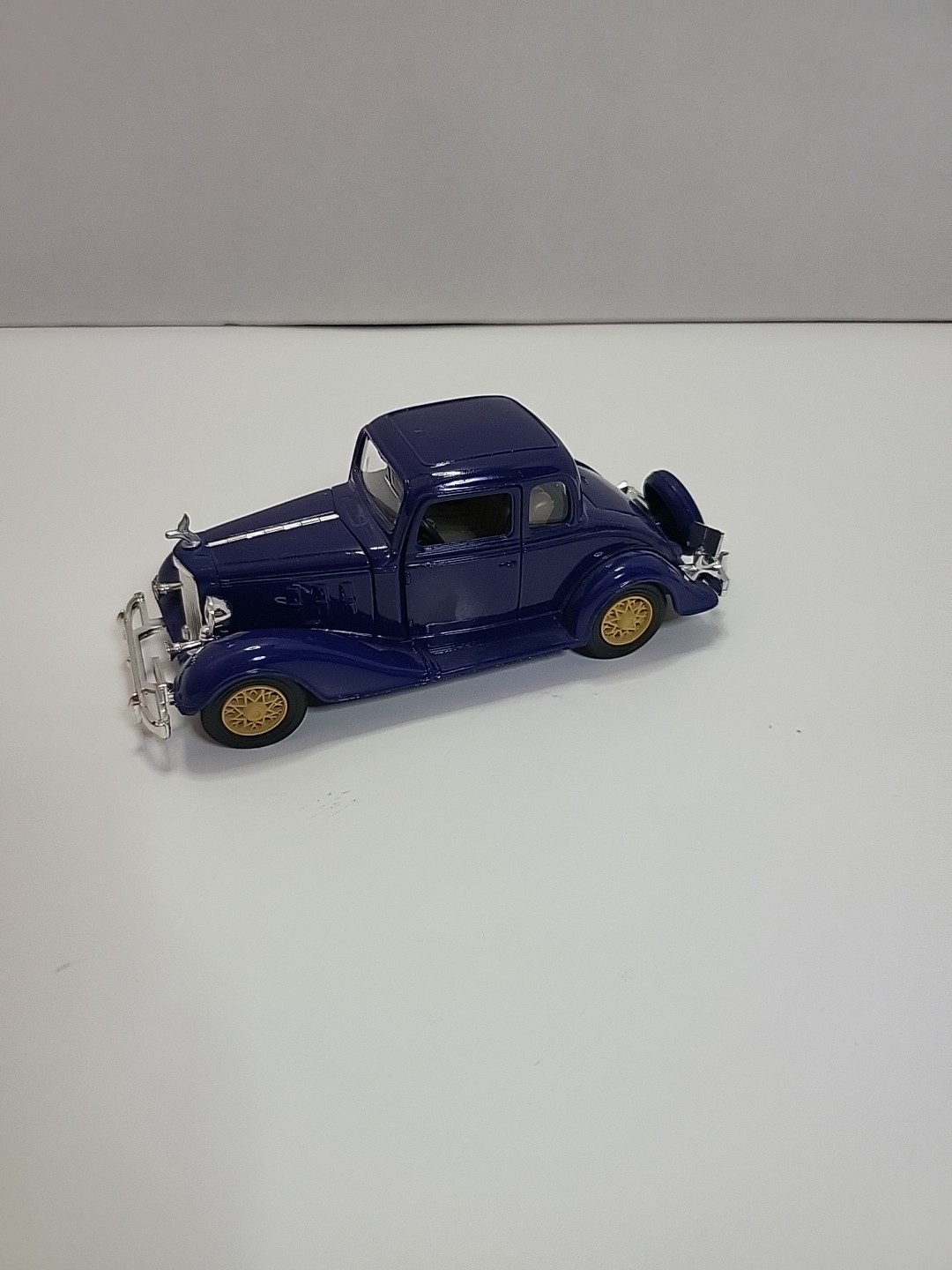 1933 Chevrolet 2 Passenger 5 Window Coupe- 1/32 National Motor Museum Model.