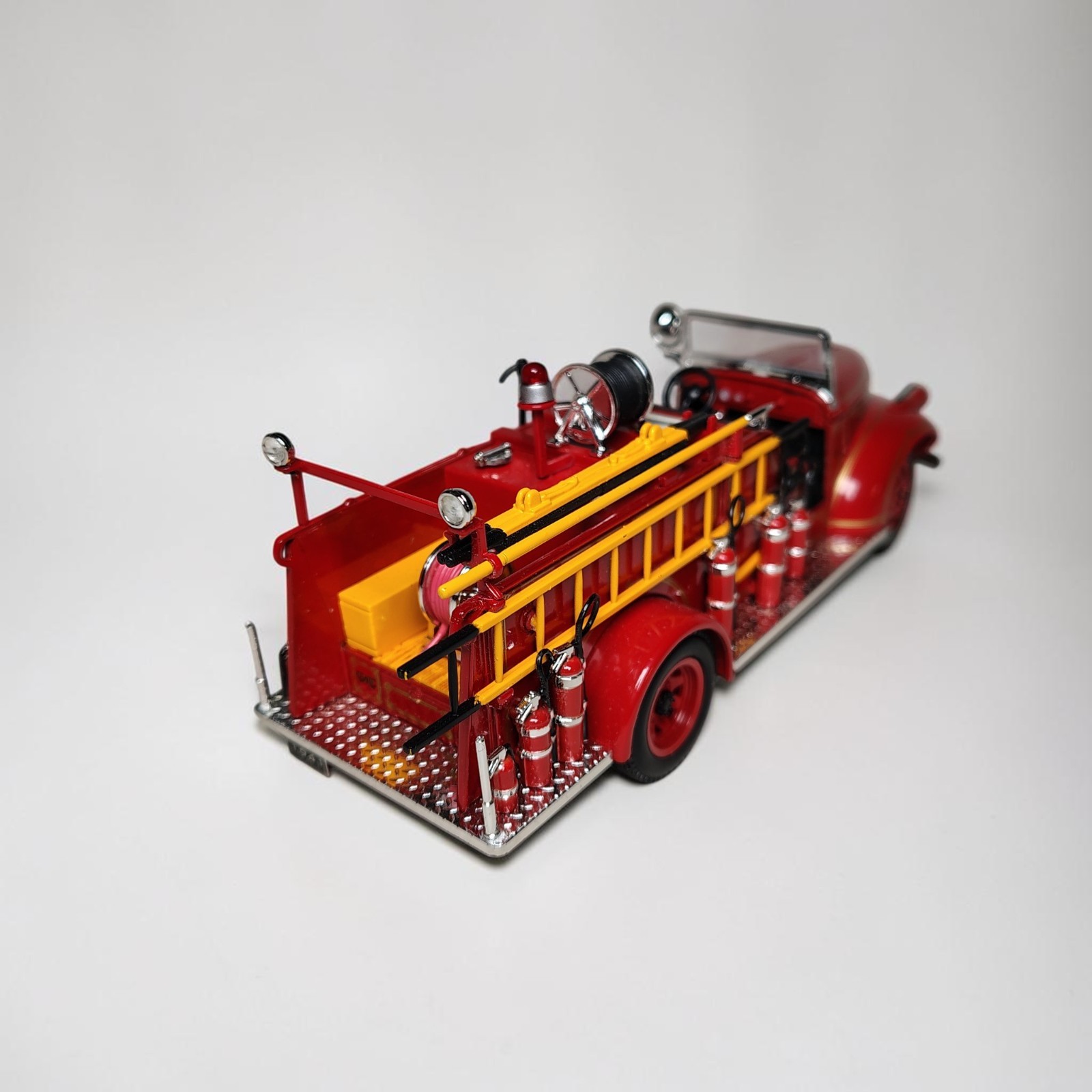 1941 GMC Fire Truck 1:24 Road Signature Diecast – Mint Condition Loose