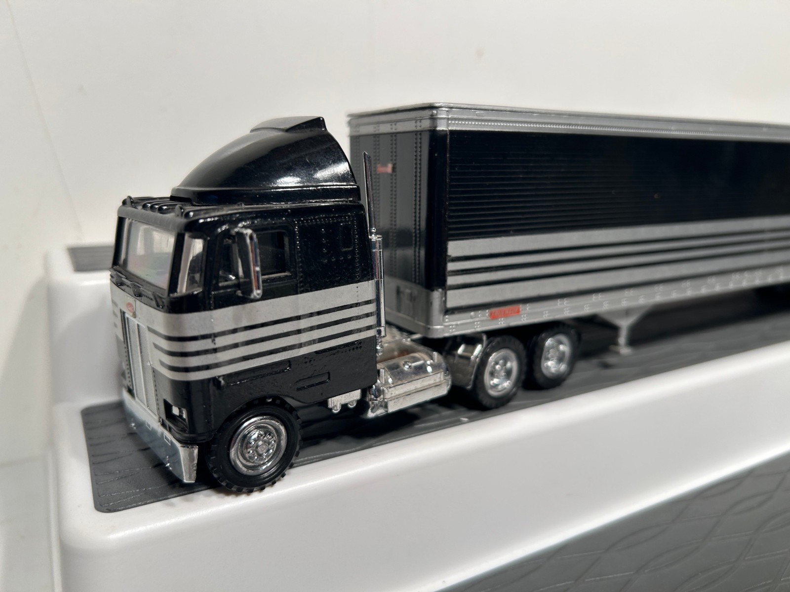 Vintage Tonkin 1/53 Peterbilt 362 Cabover Matching Fruehauf Van Trailer – GOOD