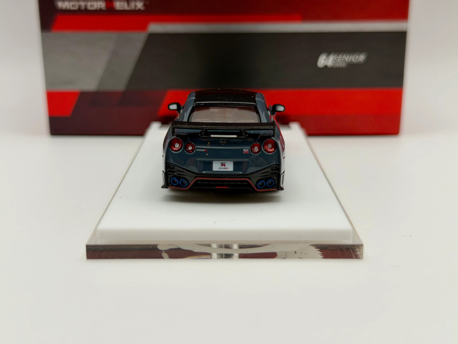Motorhelix 1:64 Nissan GT-R R35 Nismo 22′(Stealth Gray/Vibrant Red)