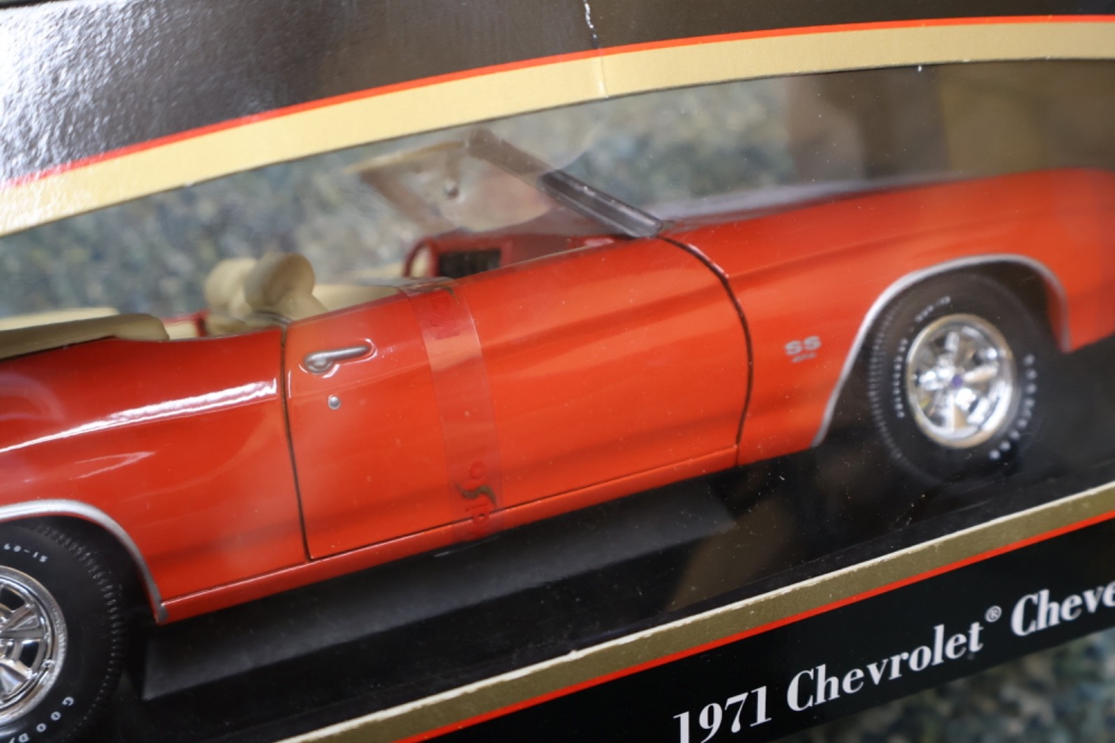Maisto 1:18 1971 Chevrolet Chevelle SS 454 Convertible Model Car in Orange