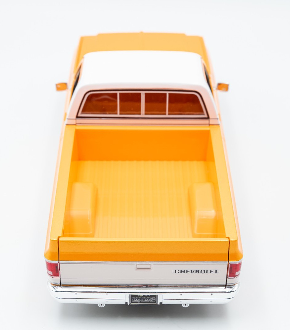 Maisto 1/18 Scale – 1974 Chevrolet C10 Cheyenne Super – Orange, White