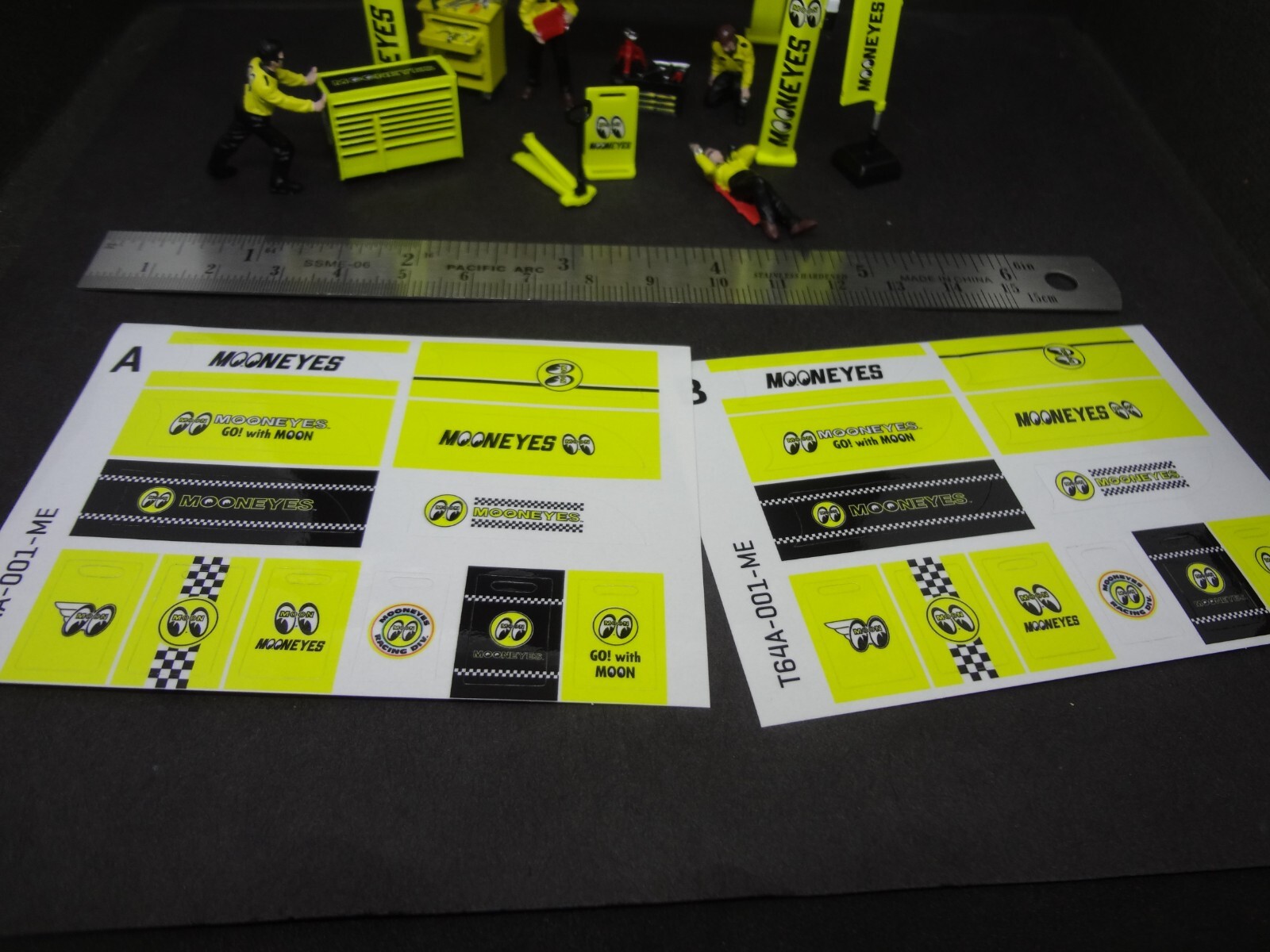 1:64 Scale figure set MOONEYES Mechanics + Moon Garage Set w/ lift + stickers