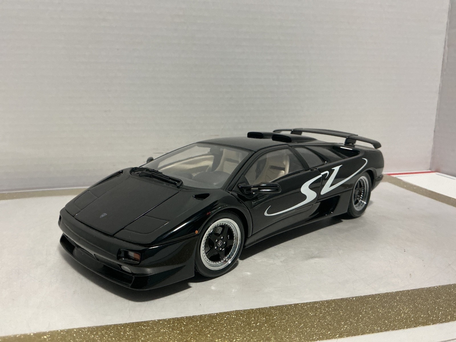 1/18 AUTO ART LAMBORGHINI DIABLO BLACK ON TAN