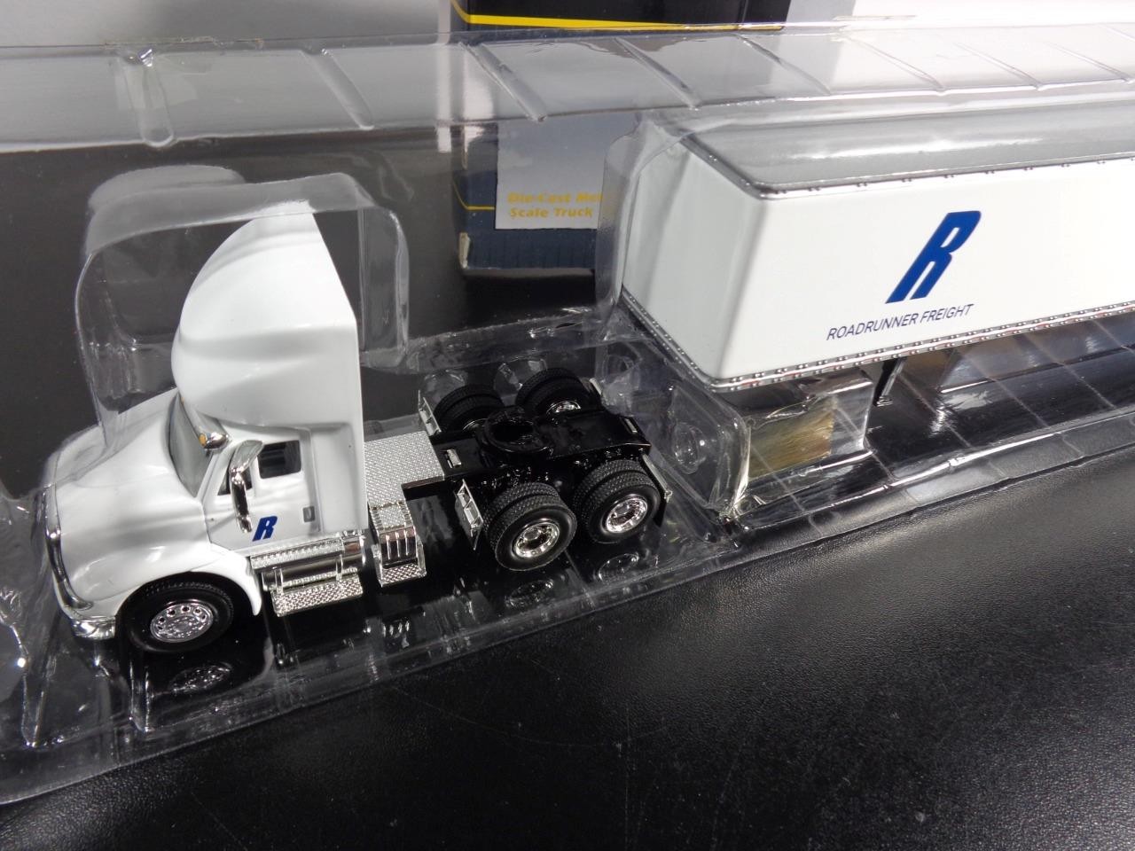 Reduce SPECCAST 34611 ROADRUNNER FREIGHT INTERNATIONAL 8600 TRUCK & TRAILER 1/64