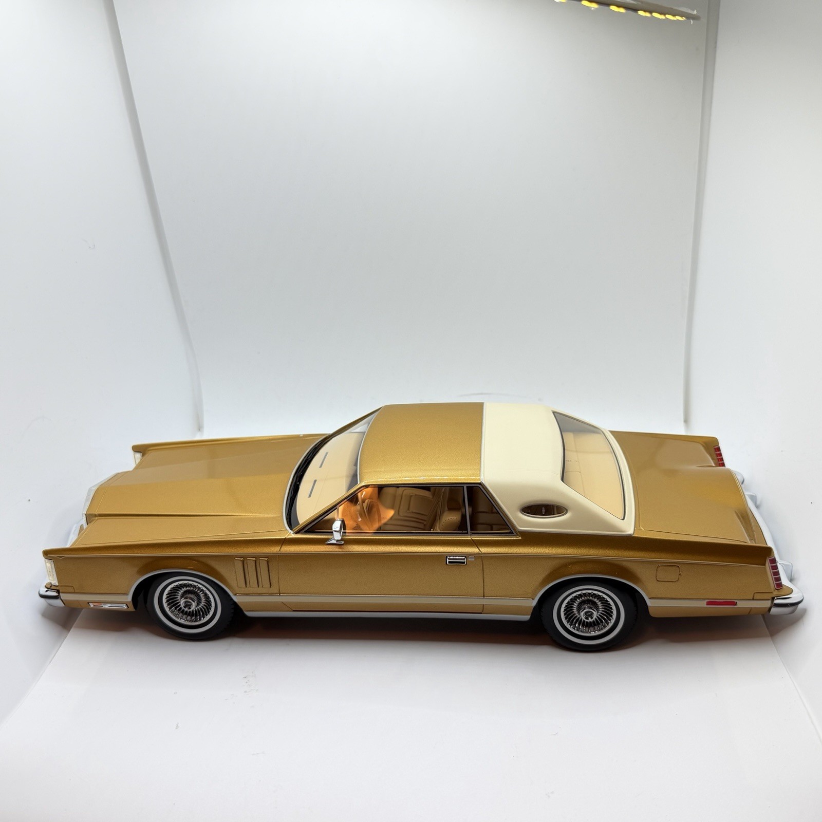 1977 LINCOLN CONTINENTAL MARK V GOLD SEALED MODEL 1:18 by MCG MODEL CAR GROUP