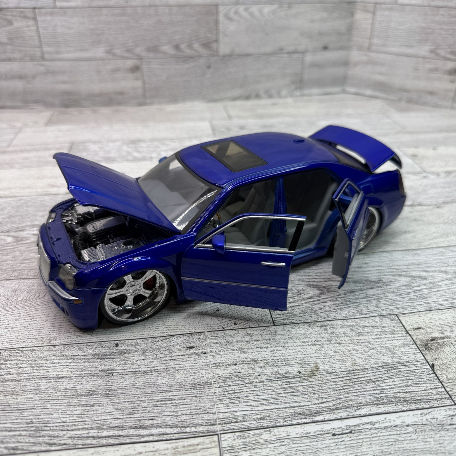 Jada Dub City 2005 Chrysler 300C HEMI 1/24 Scale Candy Blue Diecast