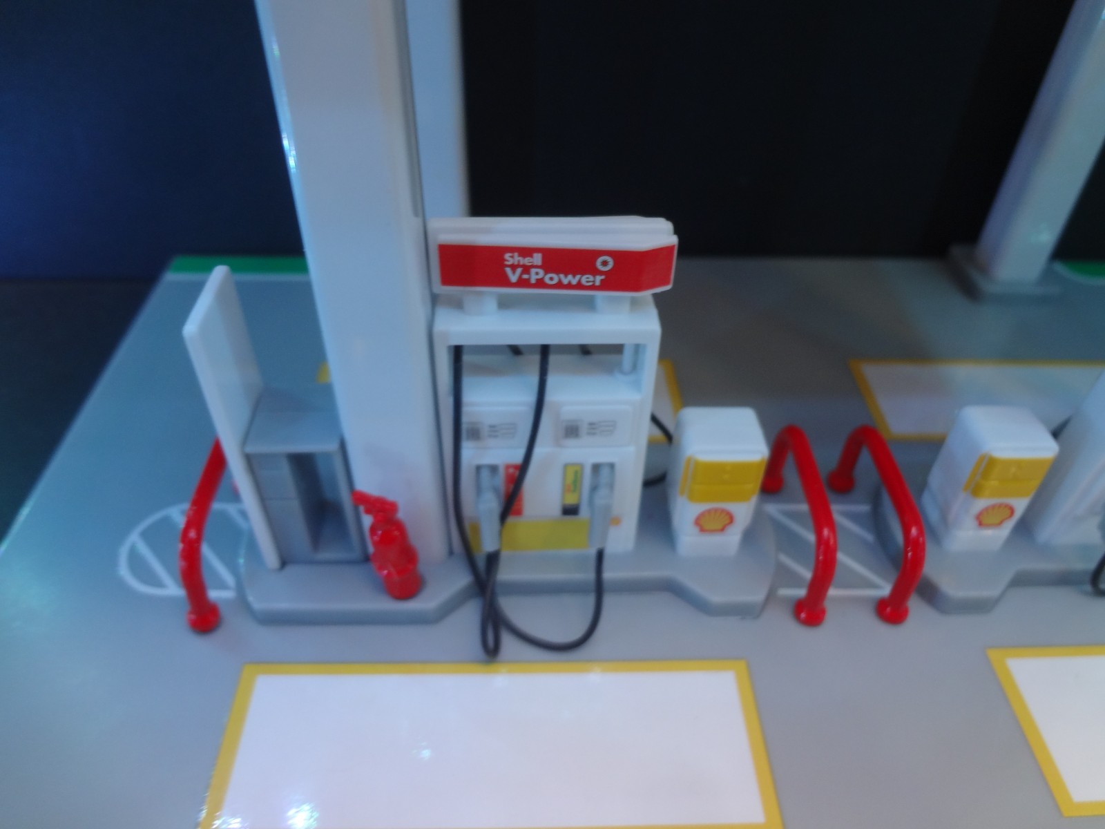1:64 scale SHELL Gas Station snap on kit