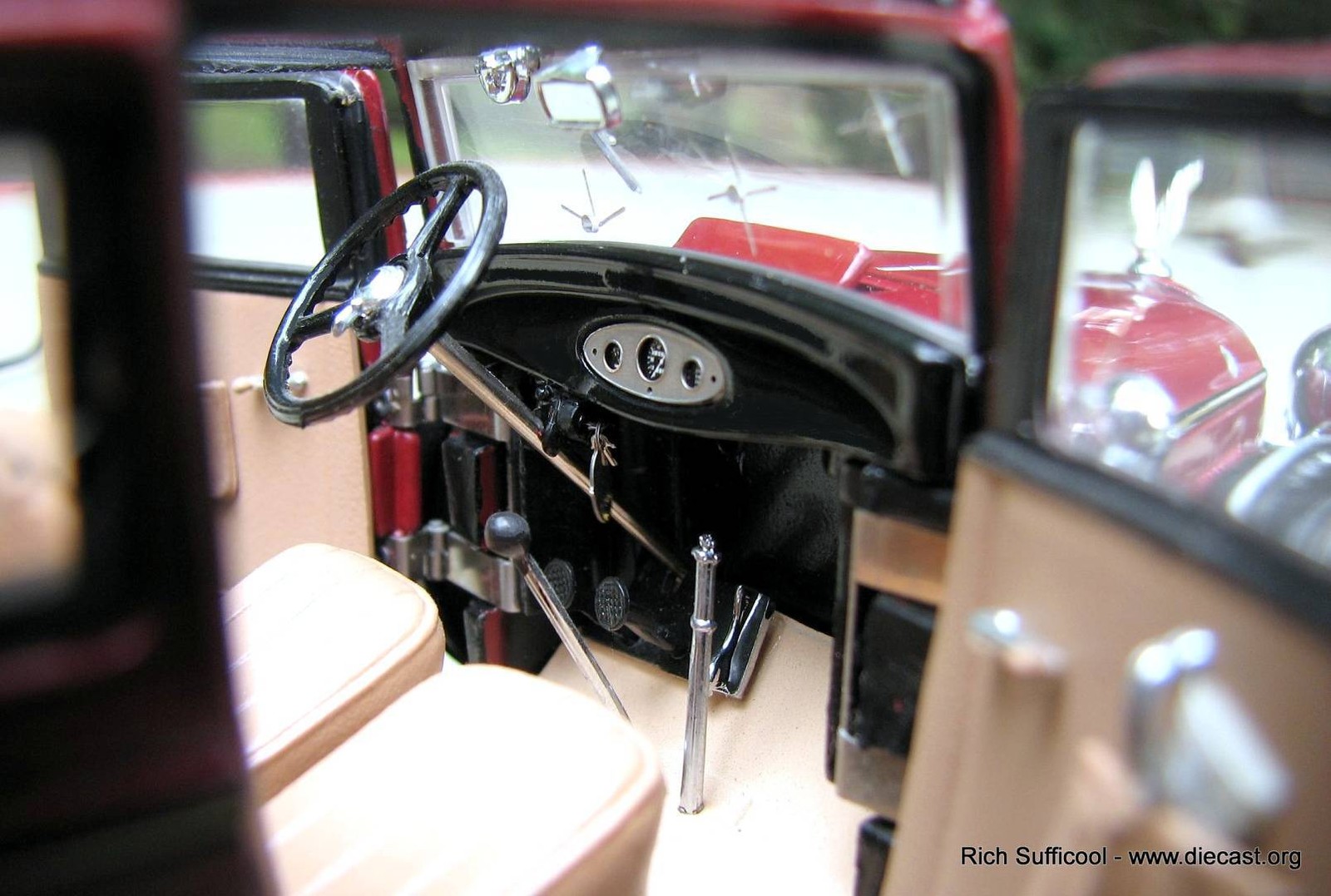 *RARE 1932 Ford Bonnie and Clyde WITH BULLET HOLES in 1:24 scale