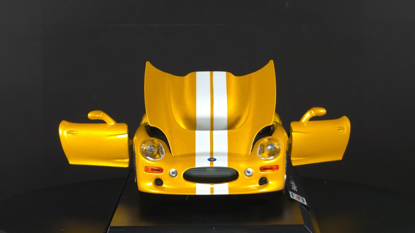 Shelby Series one 1:18 Maisto Exclusive Style Special Edition – Yellow