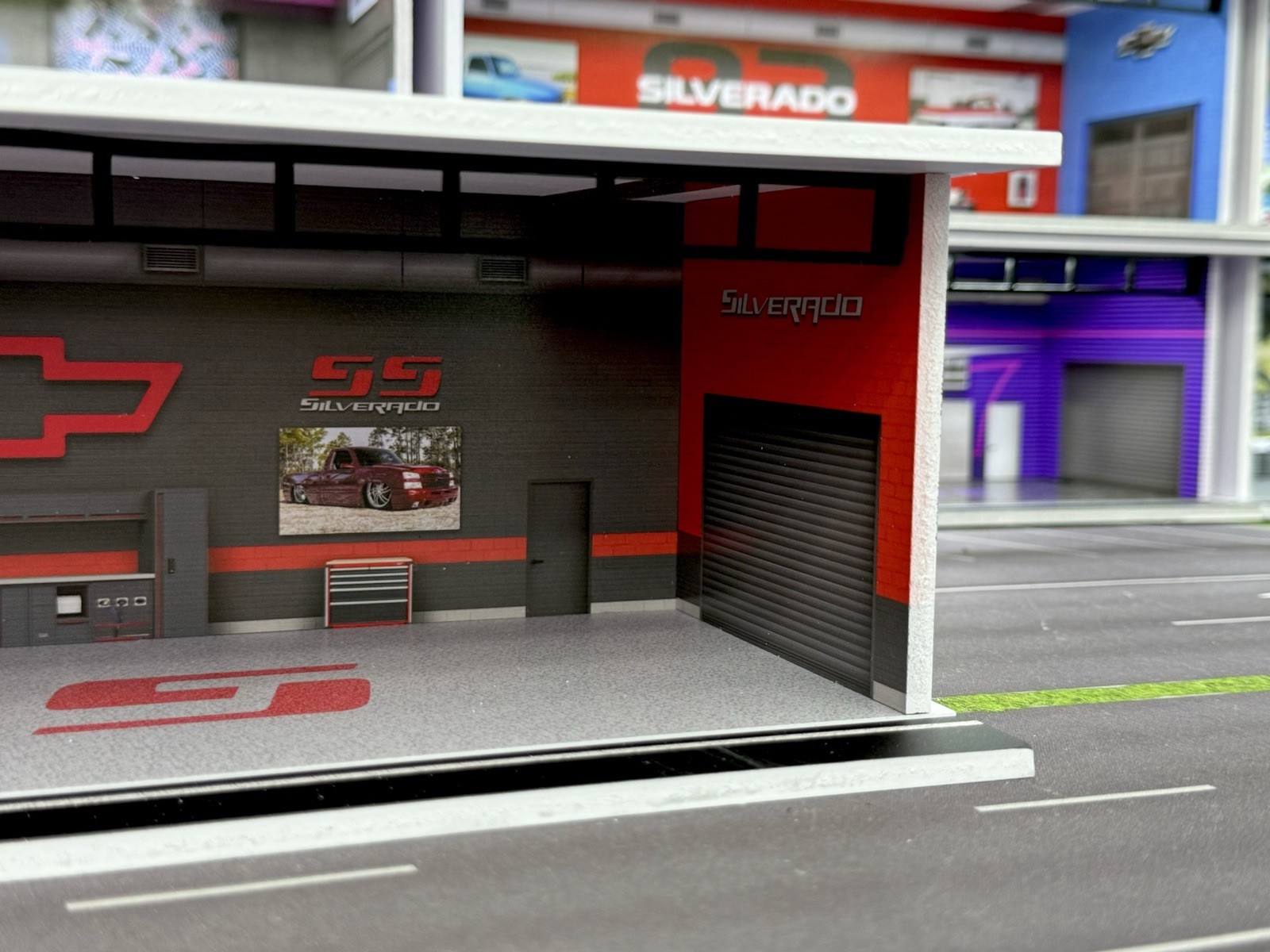 Silverado SS Themed Diorama 1:64 Scale Model Garage LED Lighting