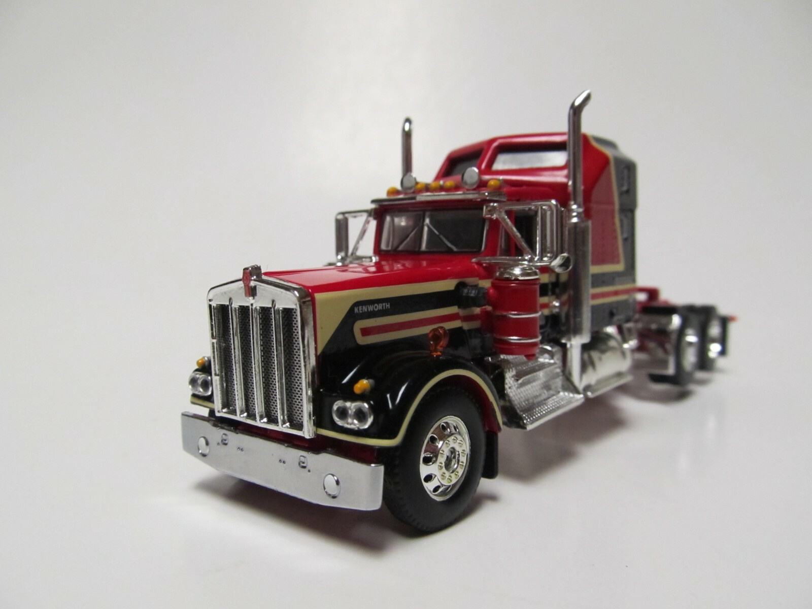 DCP, FIRST GEAR 1/64 SCALE W-900A KENWORTH AERODYNE, RED & BLACK, TAN STRIPE