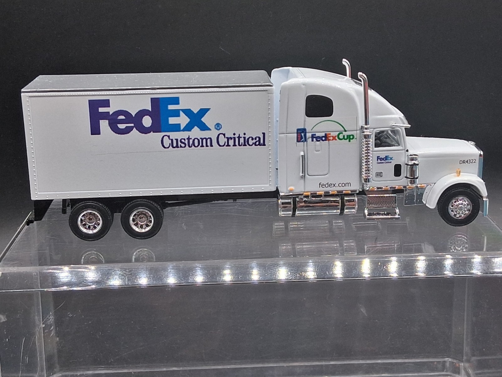 SpecCast 1:64 Freightliner Classic Diecast Fedex Box/Moving Truck Box Van W/Case