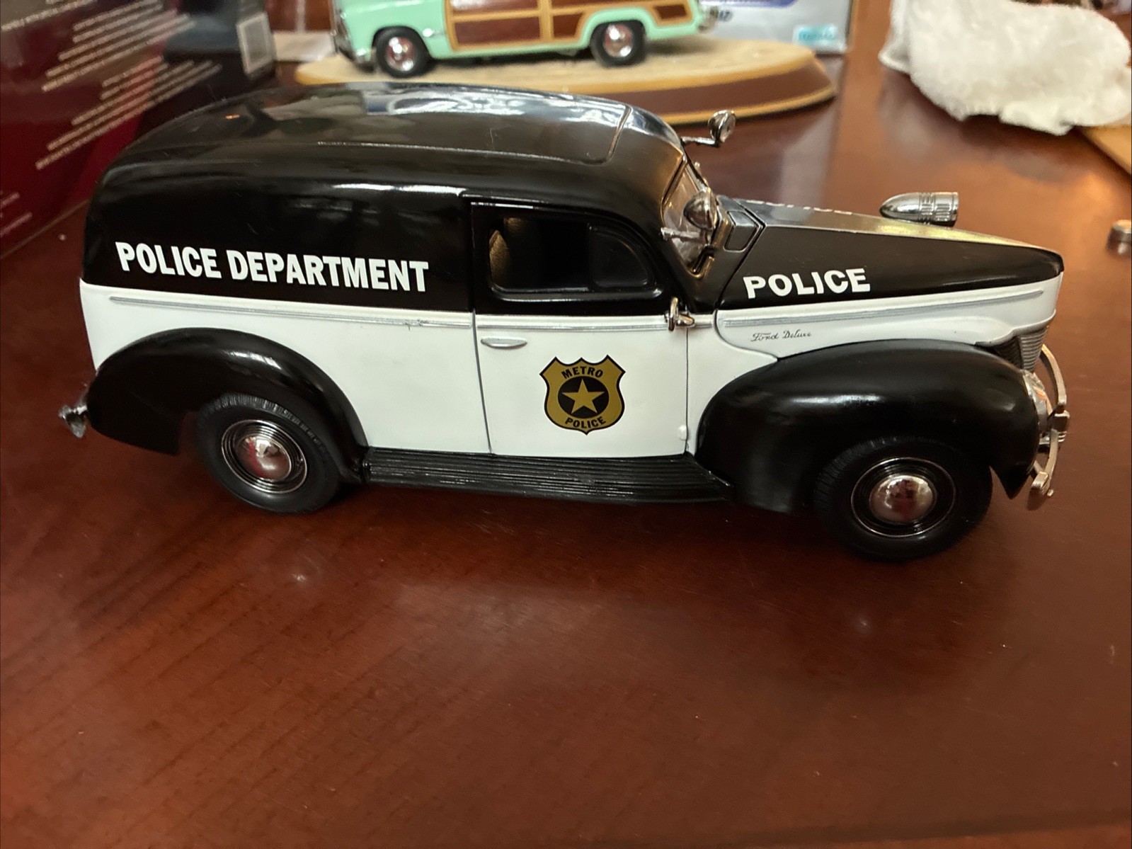 MATCHBOX 1940 FORD POLICE SEDAN DELIVERY METRO POLICE EST 1/18 SCALE