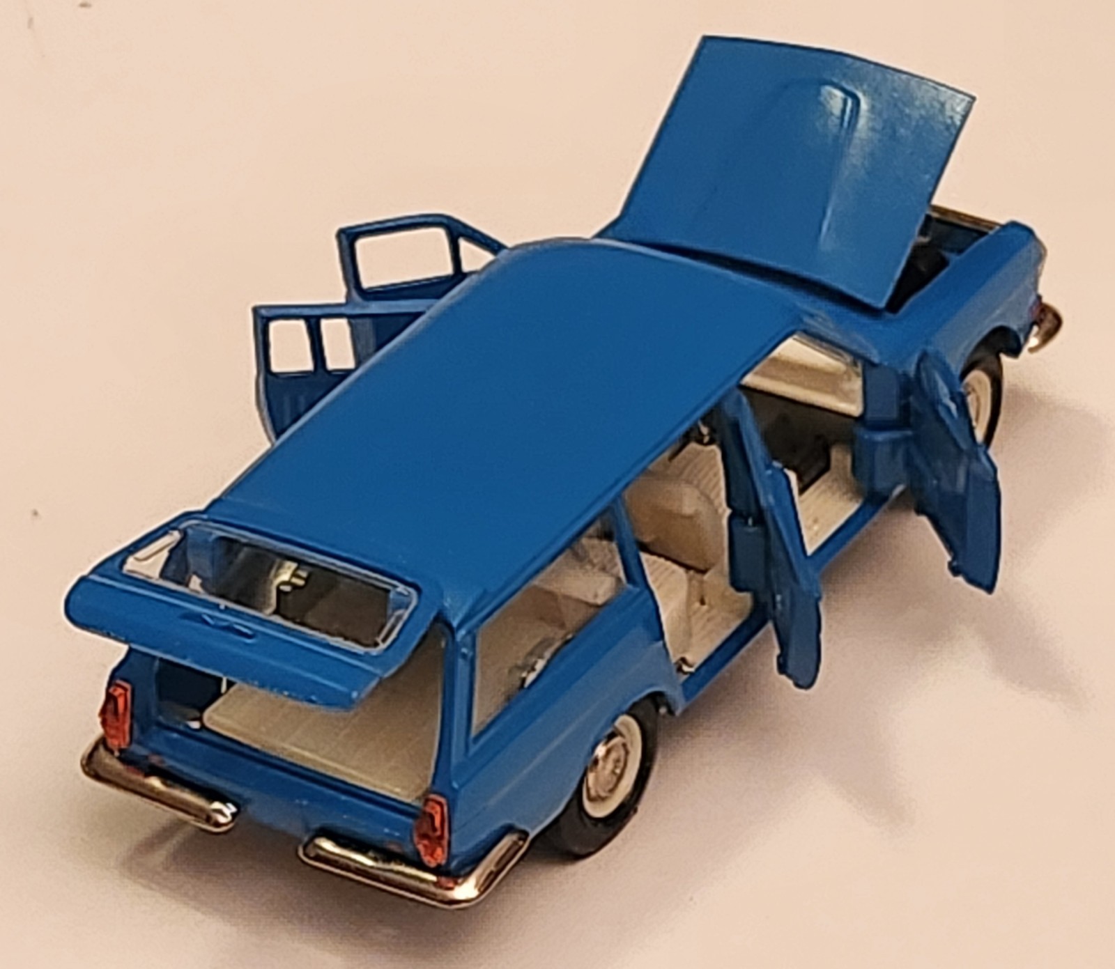 Volga-Gaz 24-02 Station Wagon. LOOSE, no box. Near Mint Condition. 1/43