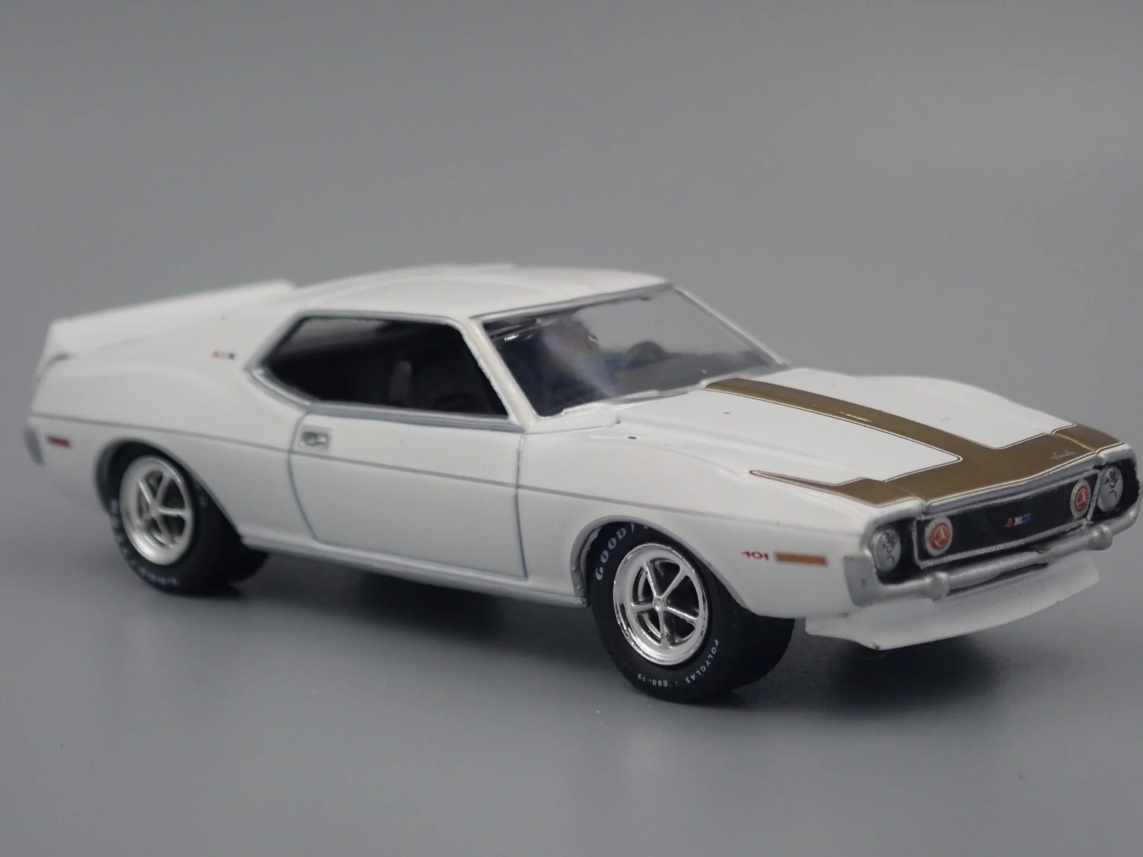 1971 AMC JAVELIN AMX WHITE 1:64 SCALE COLLECTIBLE DIORAMA DIECAST MODEL CAR