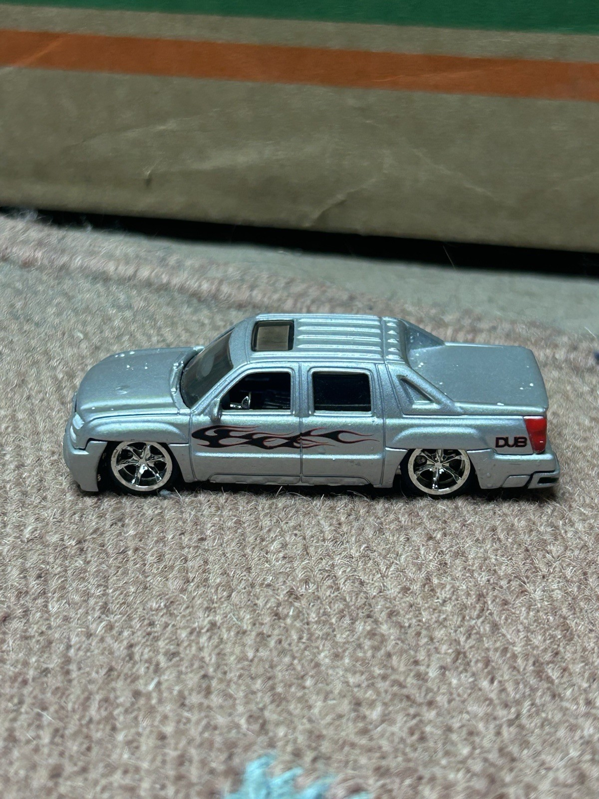 Jada Toys Dub City 2001 Chevy Avalanche Silver Black Red Flames 1:64