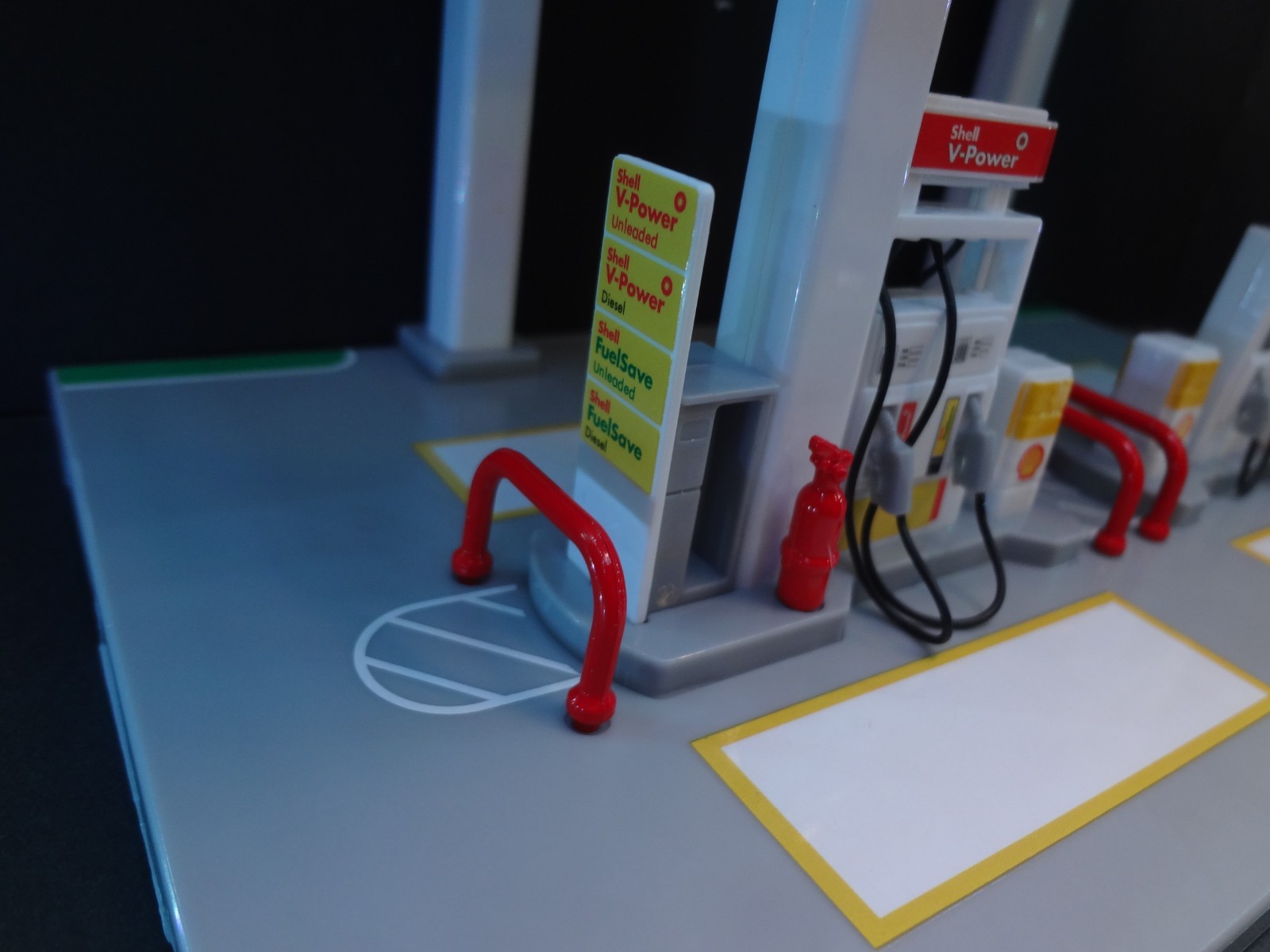 1:64 scale SHELL Gas Station snap on kit