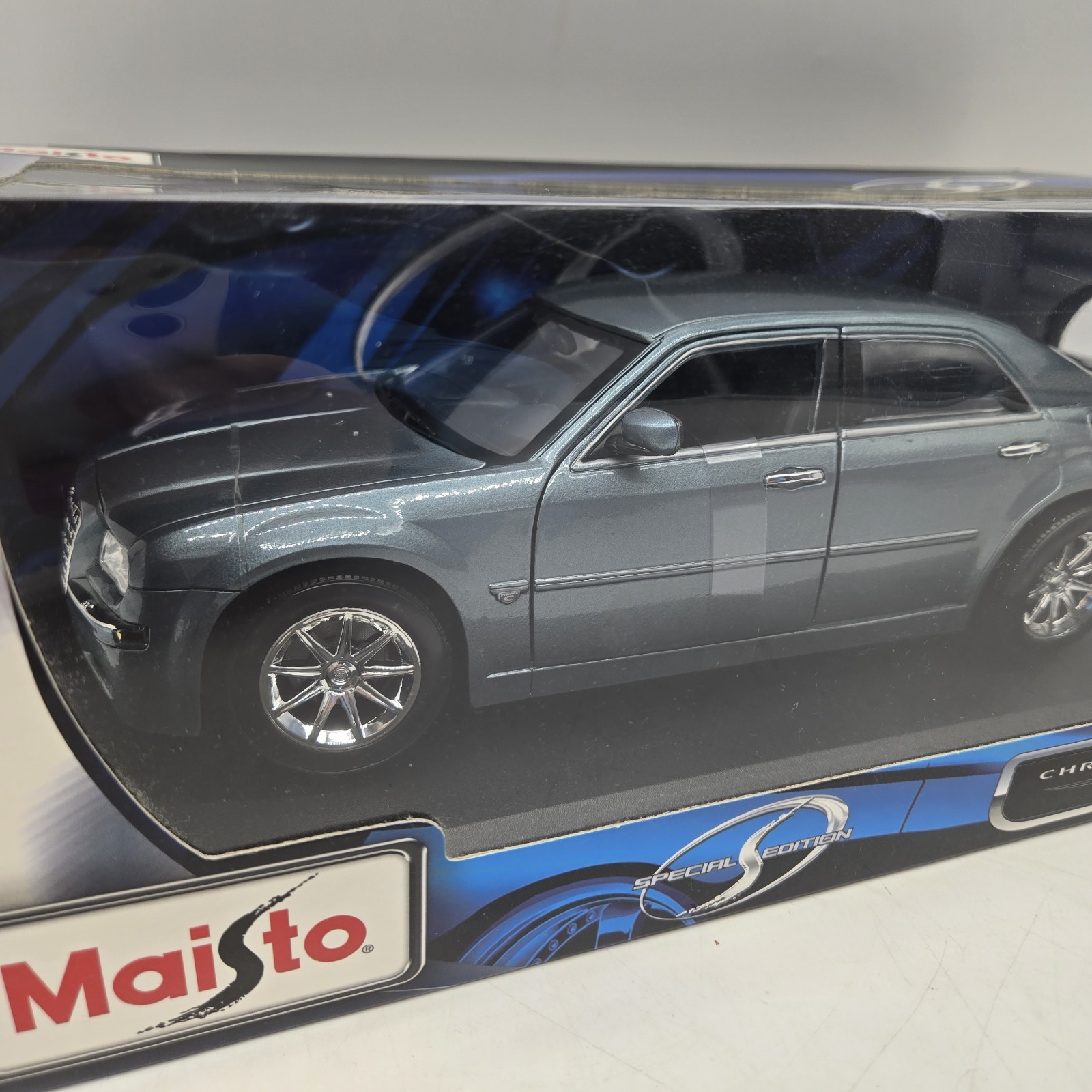 Maisto 1/18 Scale 2005 Chrysler 300C Hemi Special Edition – Metallic Silver/Gray
