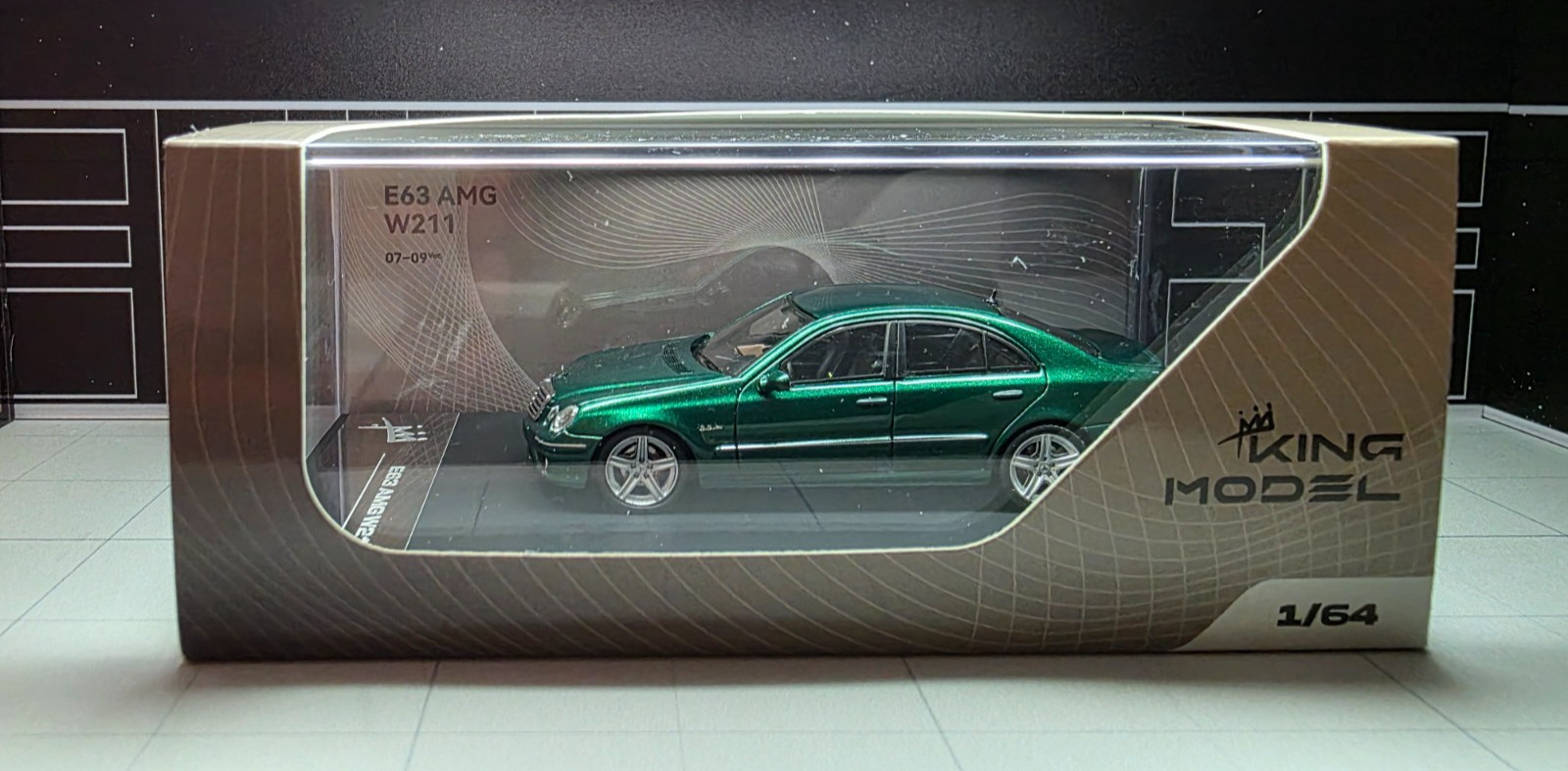 King Model 1:64 Mercedes-Benz E63 AMG W211 Dark Green Metallic/Black LOOK!