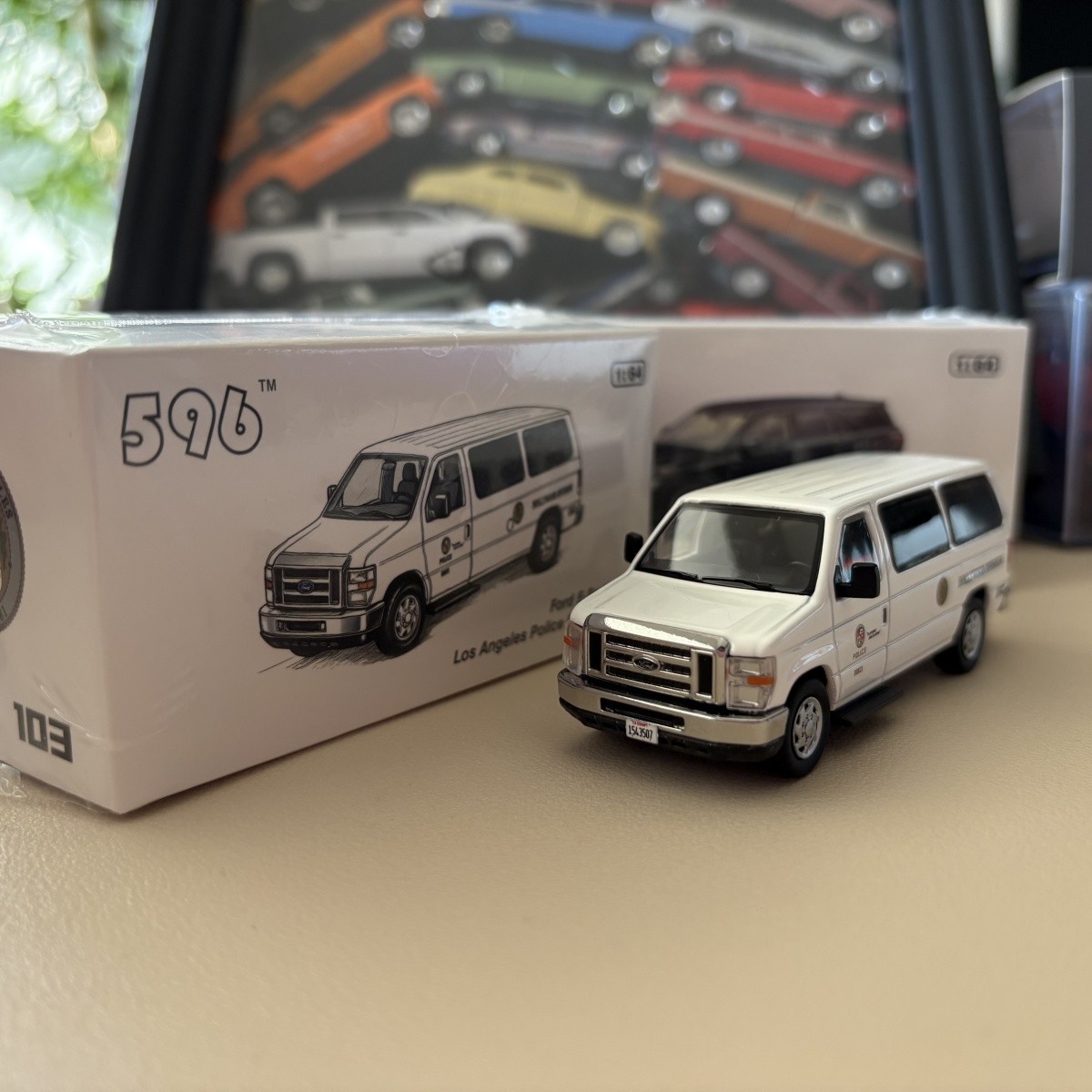 596 Model 1:64 Ford E-Series E350 Super Duty LAPD Hollywood Division