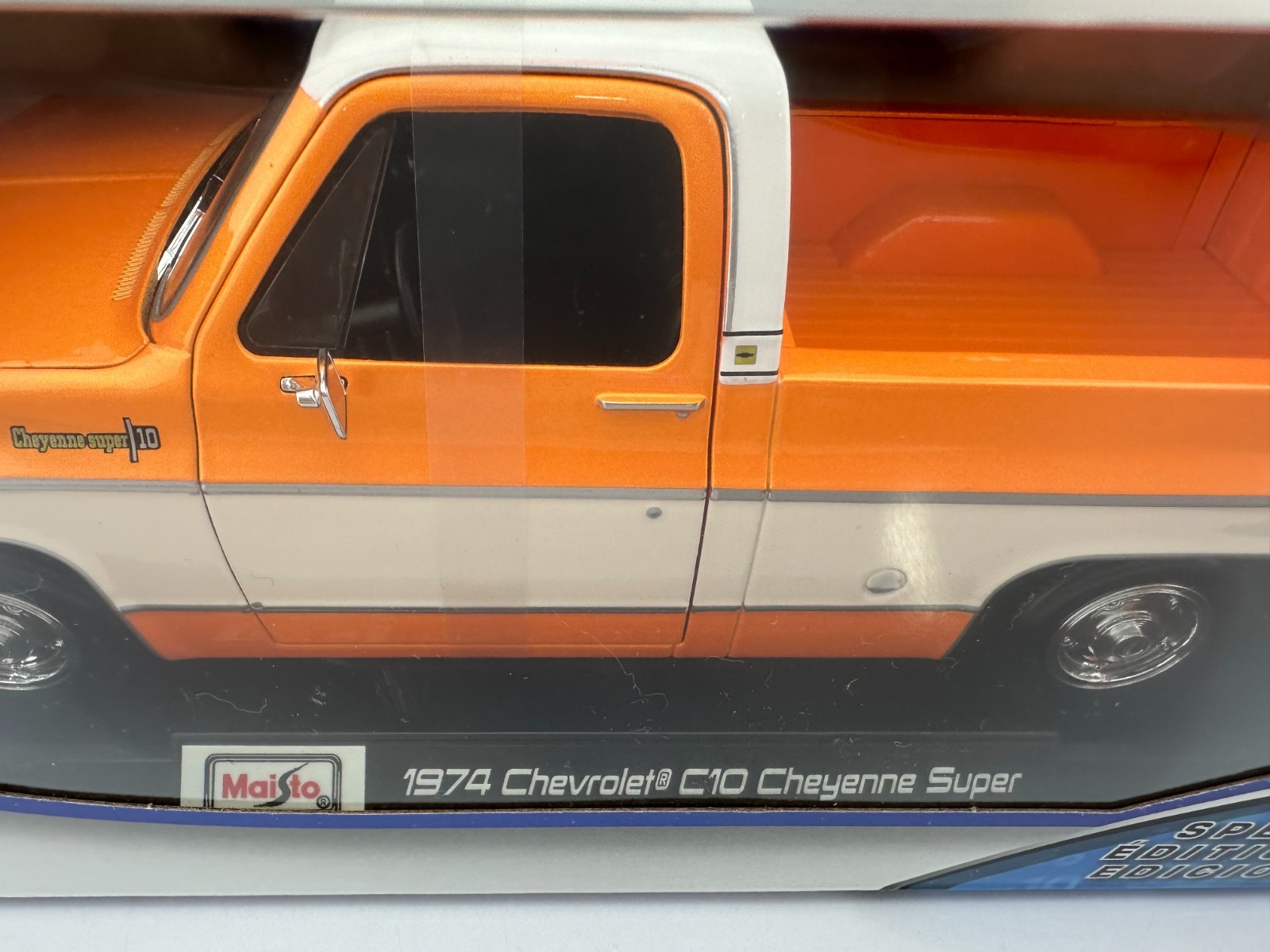 Maisto “1974 Chevrolet C10 Cheyenne Super” 1:18 scale. Diecast Model Car. New