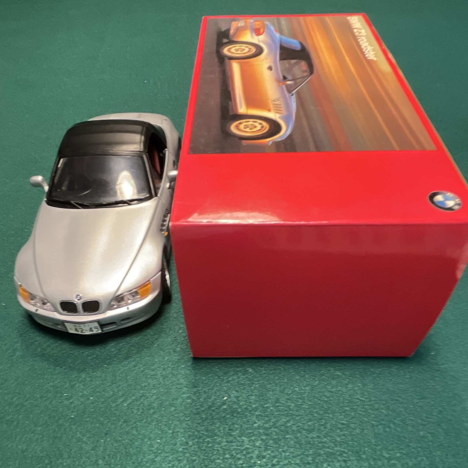 BMW 1:18 BMW Z3 Roadster 1997 Diecast Silver/Black Opening Hood & Doors