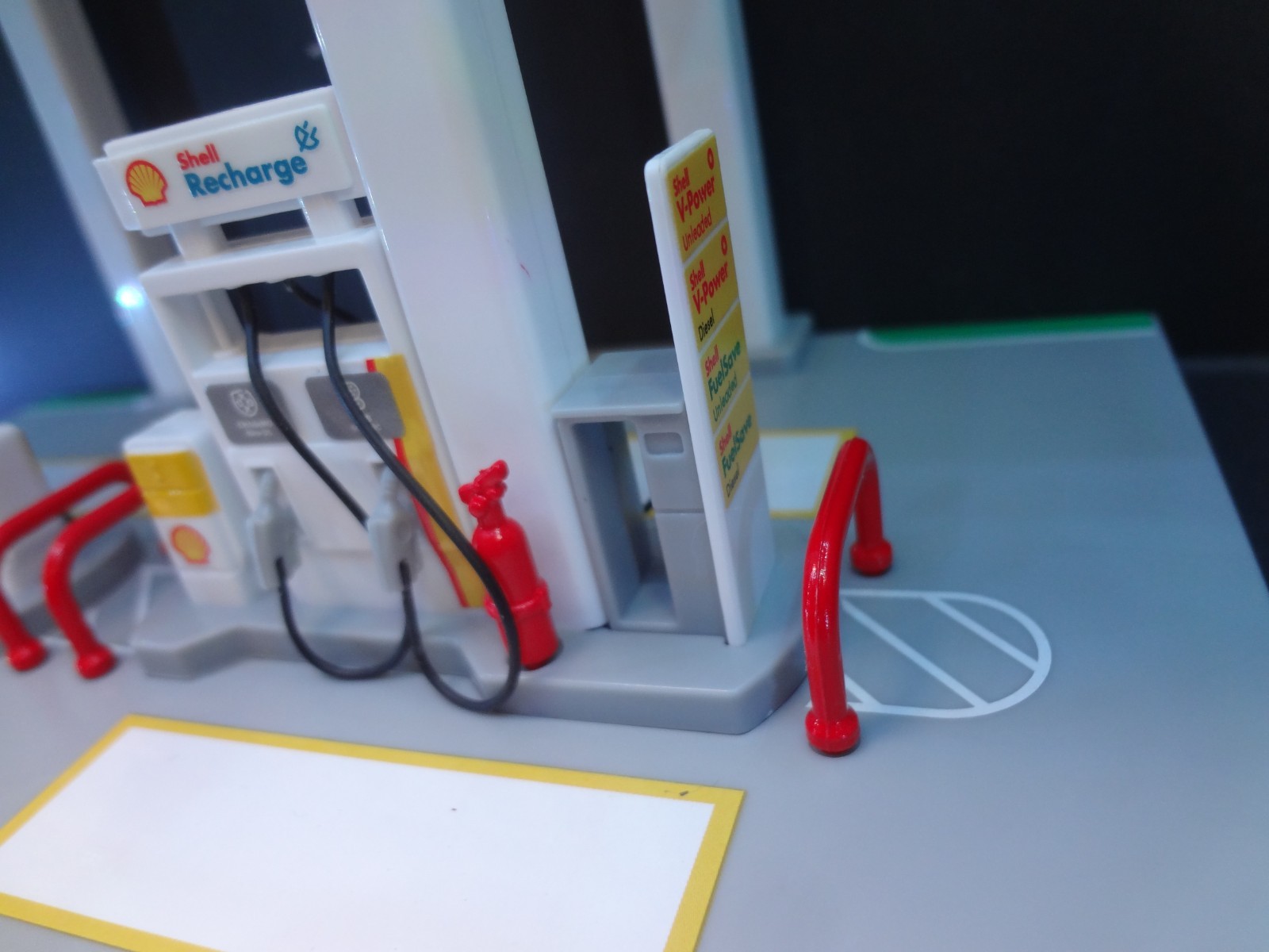 1:64 scale SHELL Gas Station snap on kit