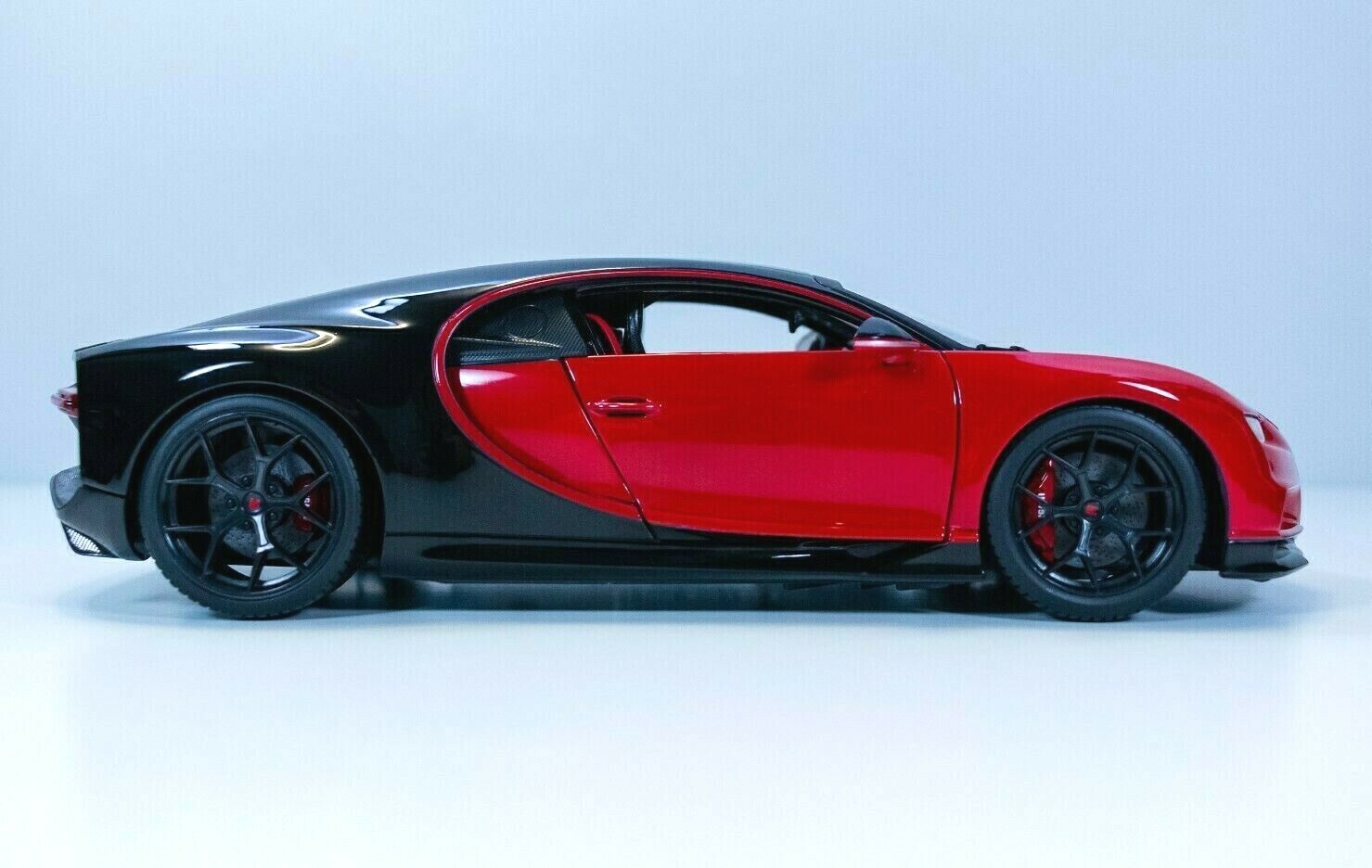 Maisto 1:18 Diecast Model Special Edition – Bugatti Chiron Red / Black