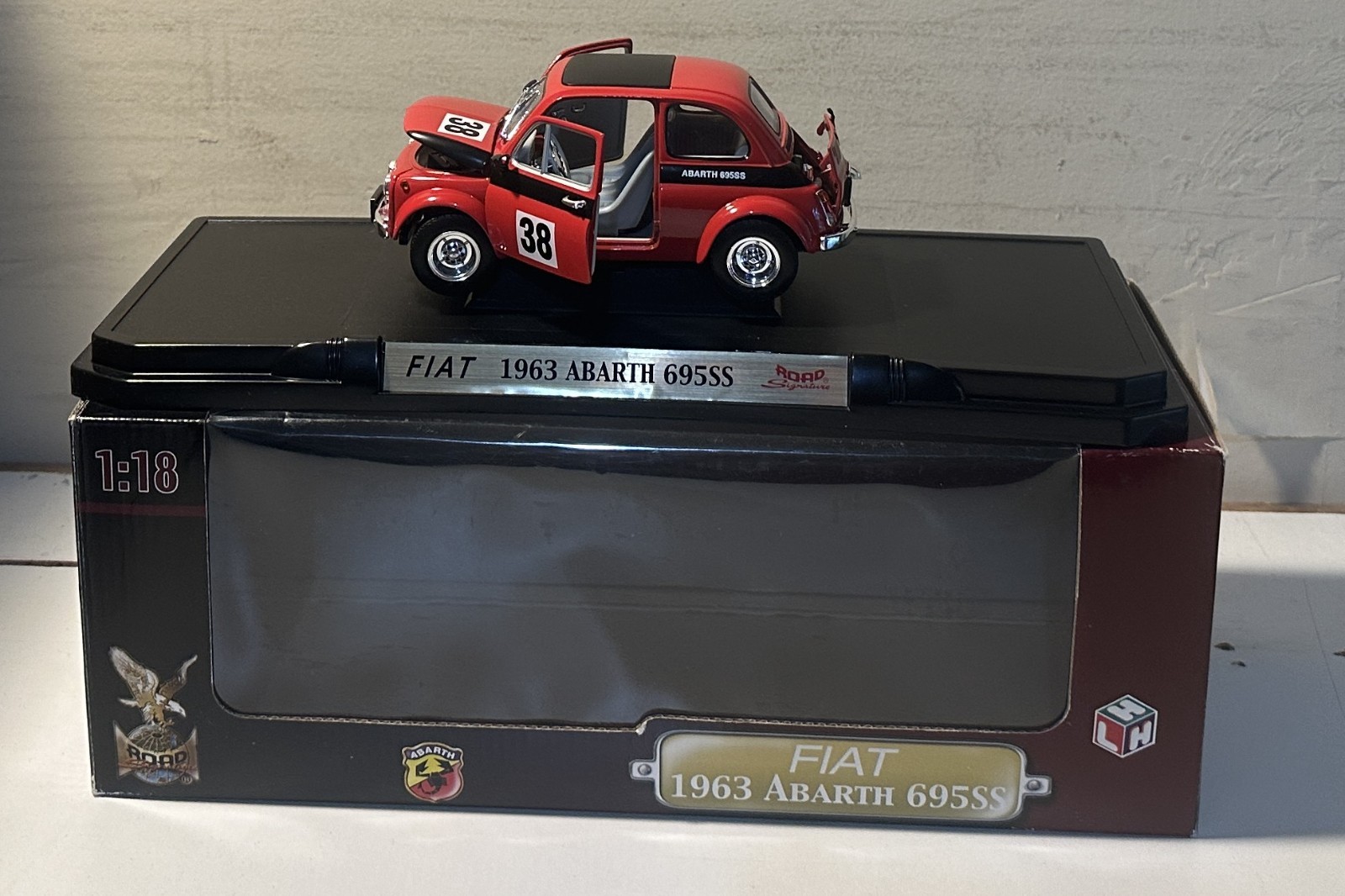 Road Legends 1/18 Scale 1960 Fiat Abarth 695SS Coupe, Red, Good condition