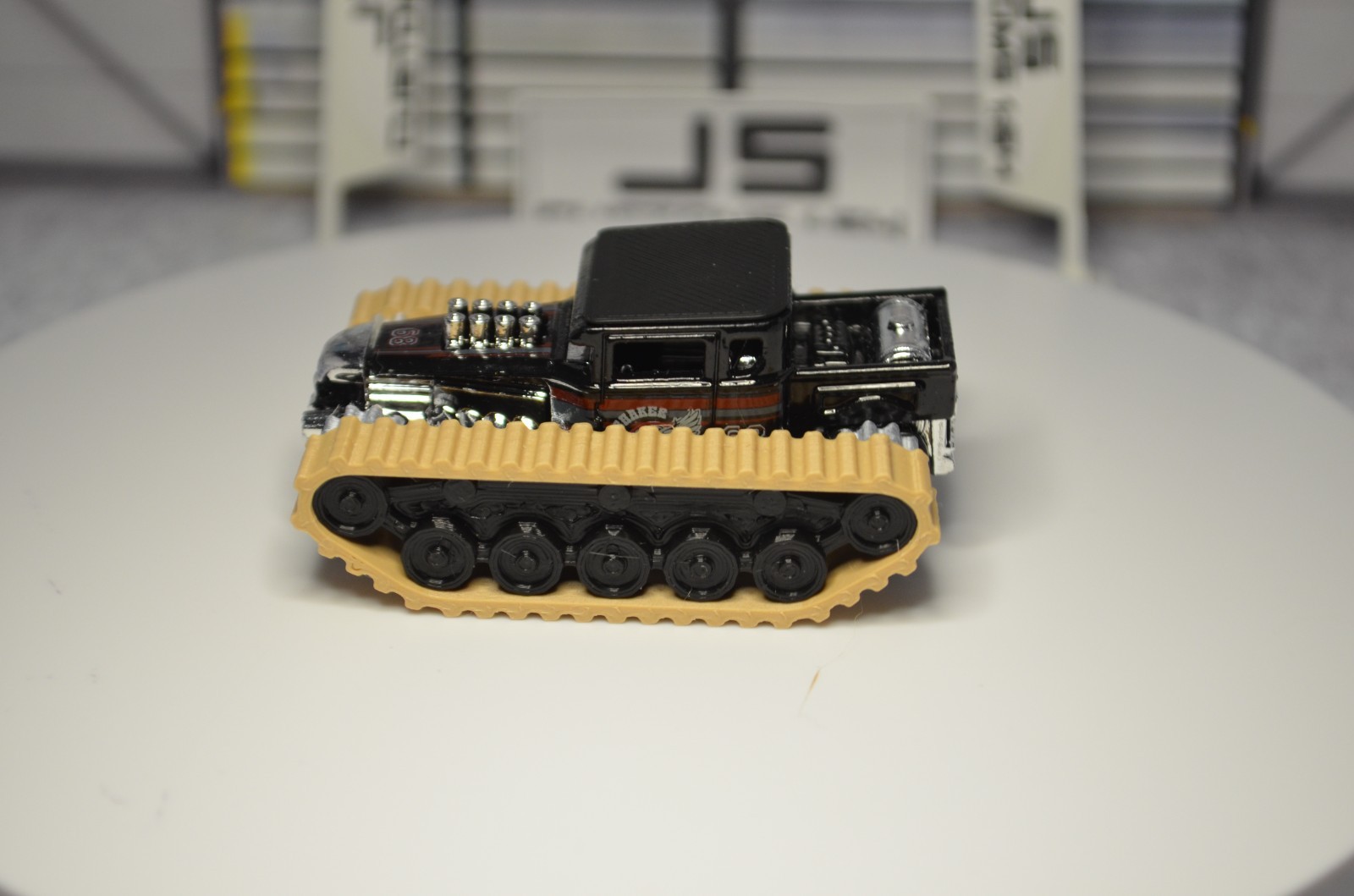 Hot Wheels Bone Shaker Custom on Tracks Black-Tan