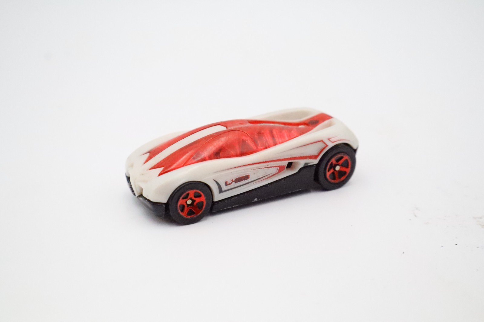 Maisto Metalog™ Fantasy Racer Diecast Car Red/White w/ Translucent Top 1:64