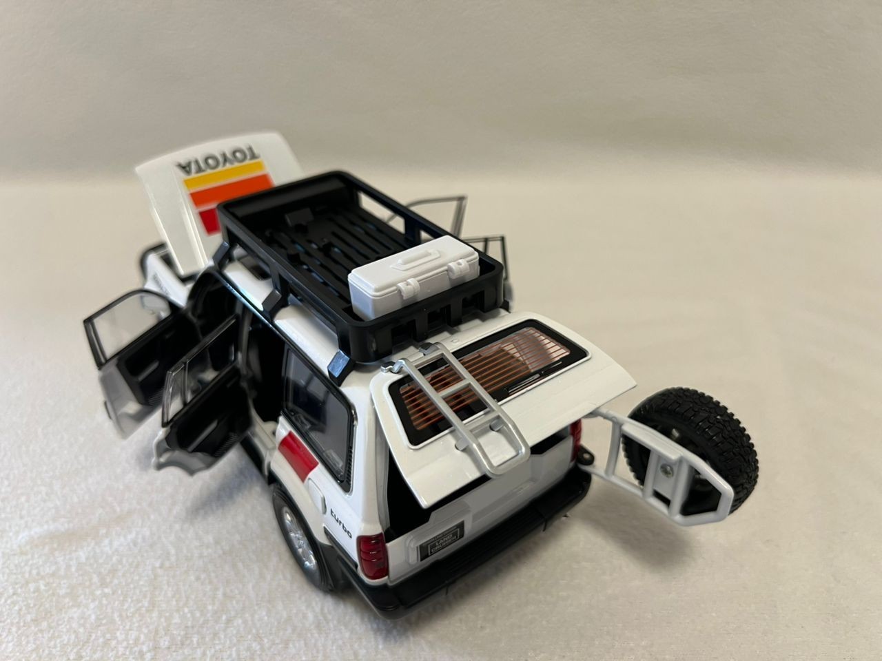 1:24 Toyota Land Cruiser LC80 Diecast Car Model Alloy Toy Vehicle Sound Light