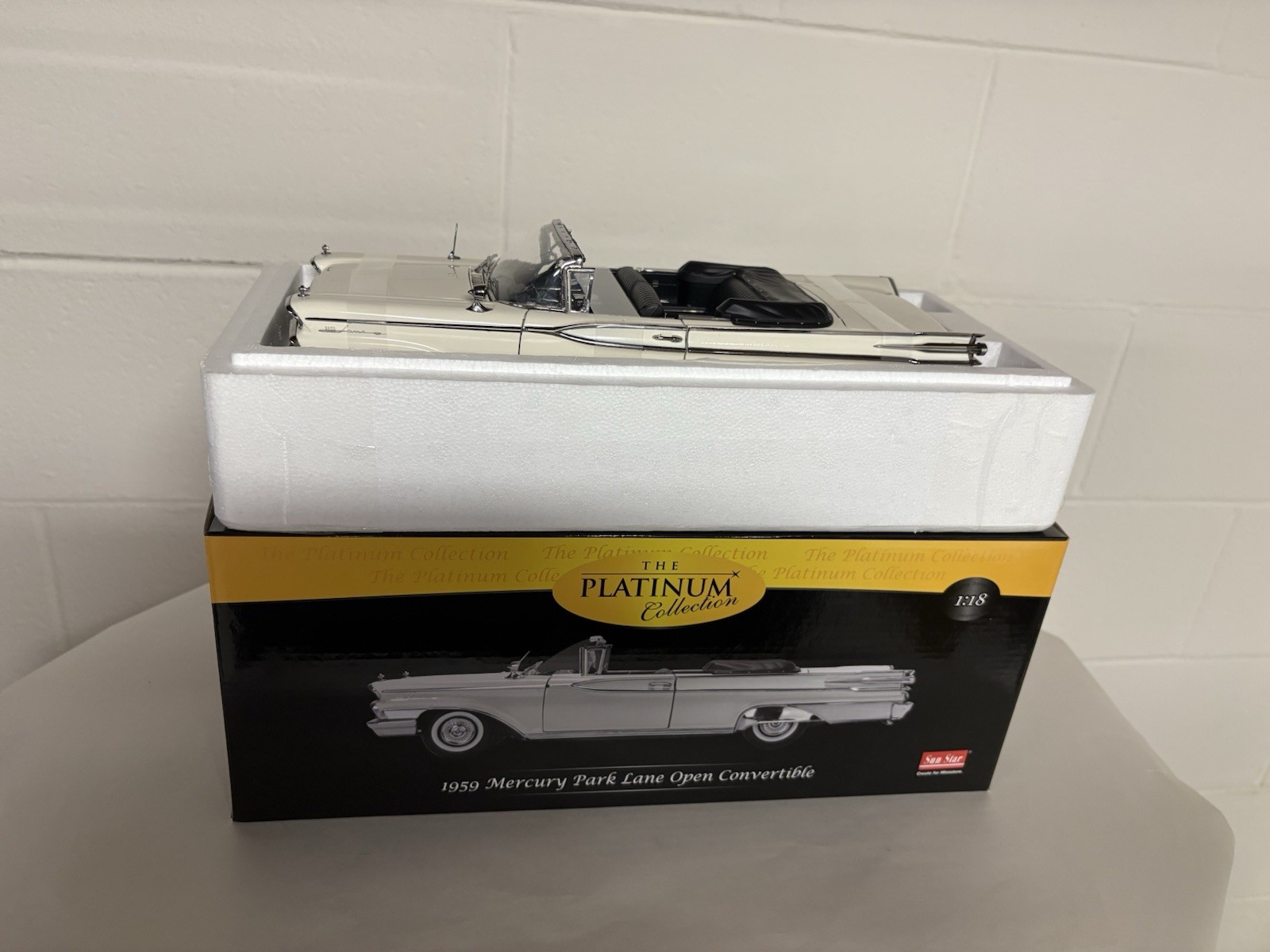 Sun Star- 1959 Mercury Park Lane Open Convertible-1:18 – Platinum Collection-New