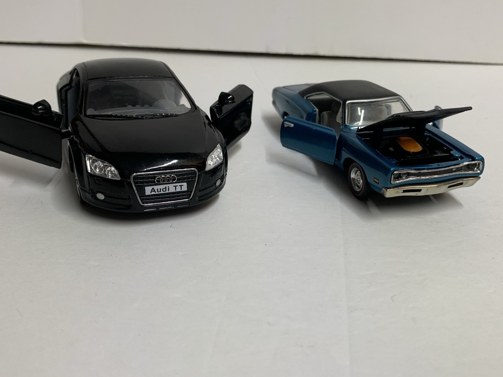 Lot Of 2 Toy Cars Die-cast And Plastic Hot wheels And Other Brands Preowned.