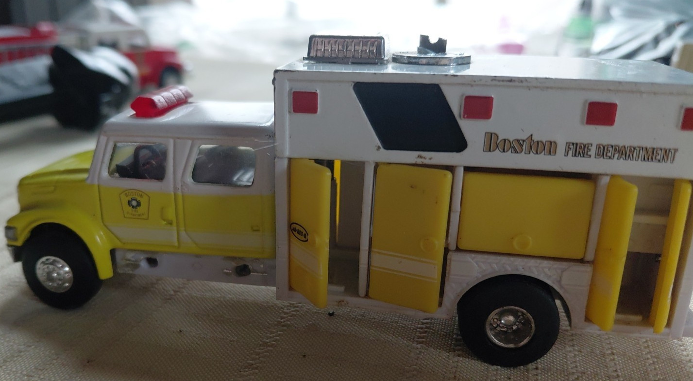 Road Champs International Boston Fire Department Rescue Truck pair 1:64
