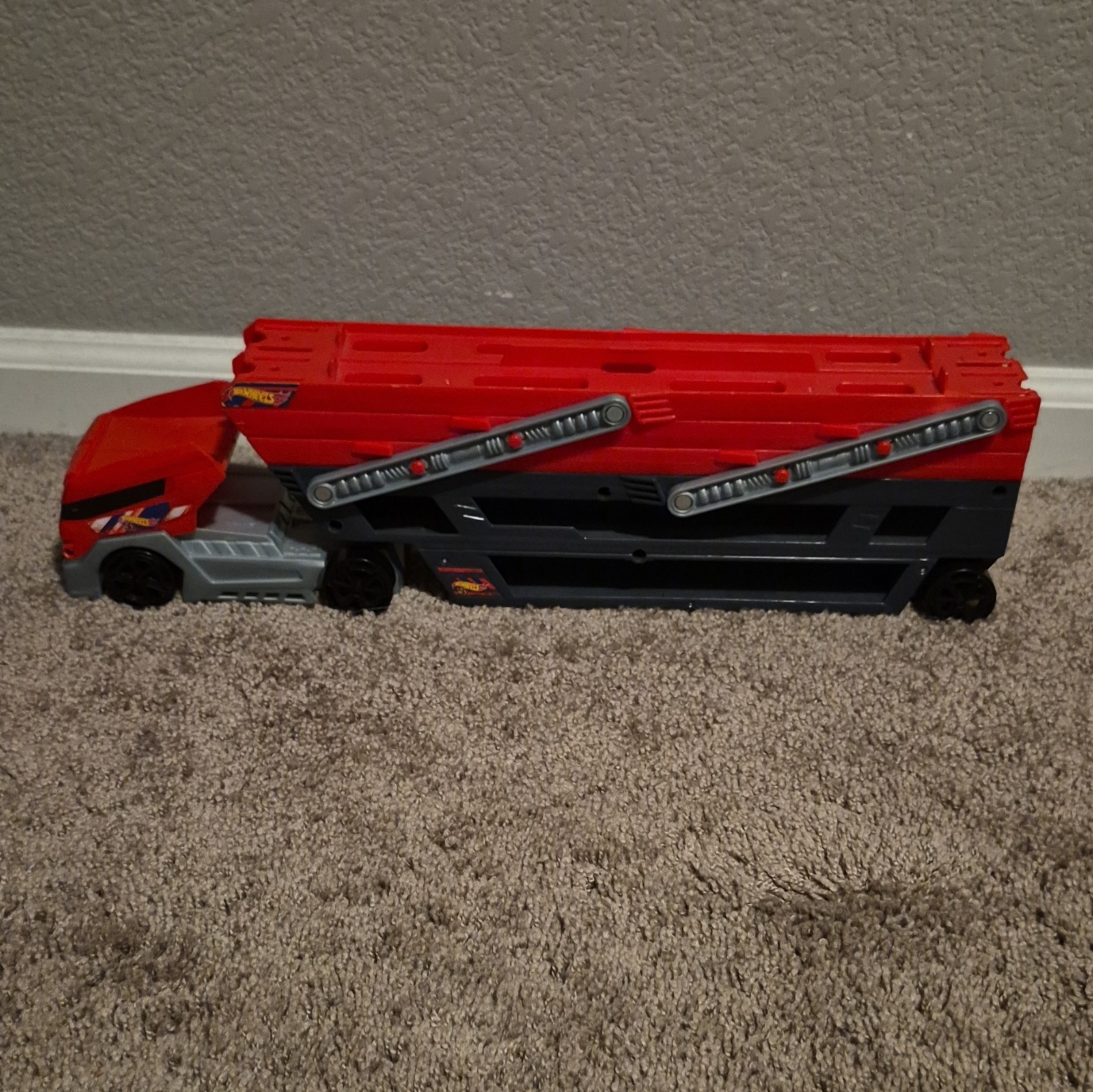 Hot Wheels Plastic Car Carrier Truck w/ Detachable Cab Red Black Gray 18 In