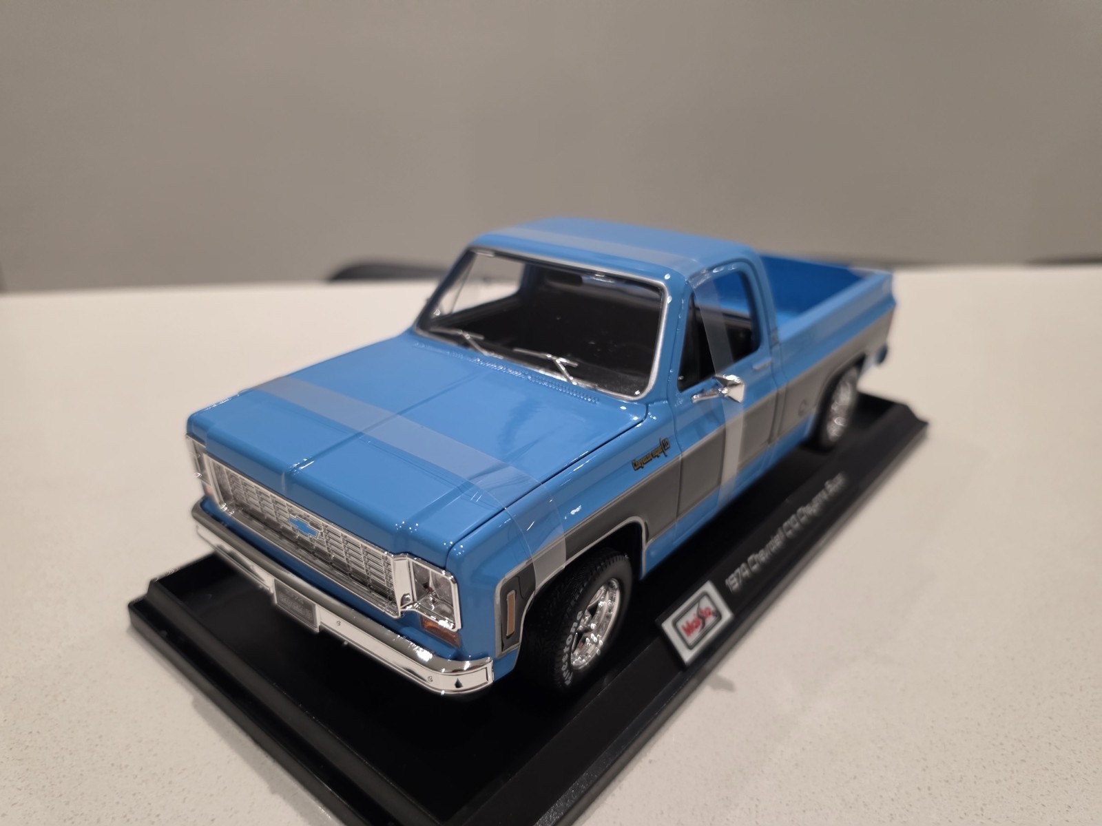 1974 Chevrolet C10 Cheyenne Super 1:18 Diecast Pickup Truck by Maisto New in Box