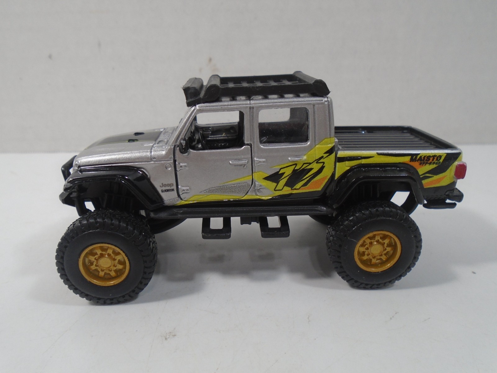 MAISTO–4.5″ SILVER & BLACK JEEP GLADIATOR (LOOK)