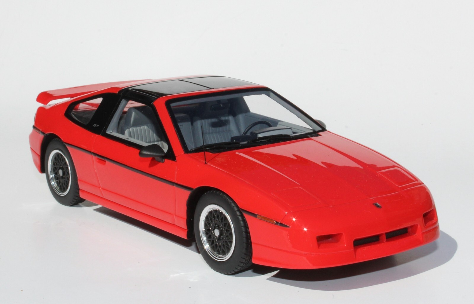 Automodello ONE24 1988 Pontiac Fiero GT Removable T-Top Panel 1:24 Red COA