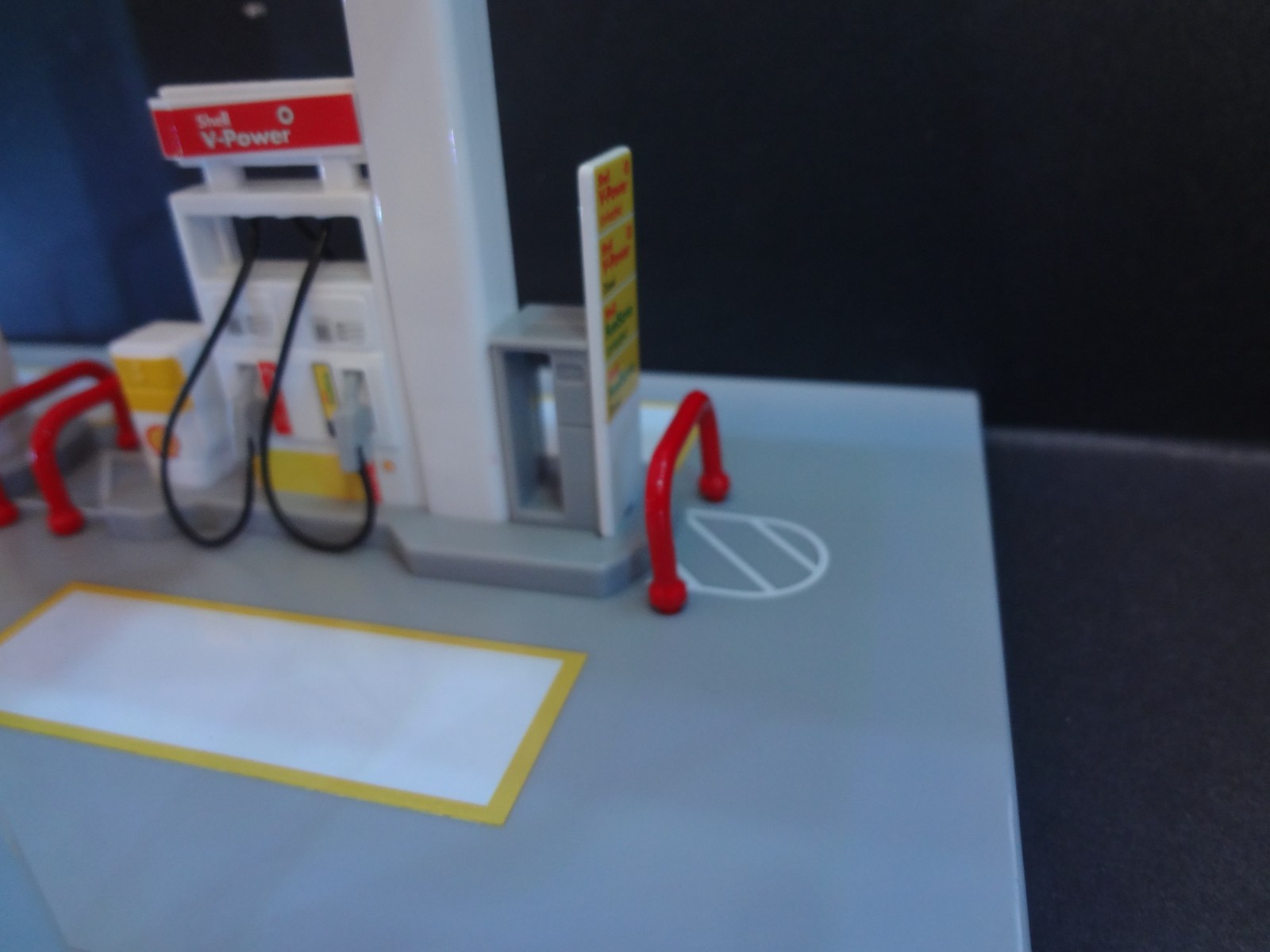 1:64 scale SHELL Gas Station snap on kit