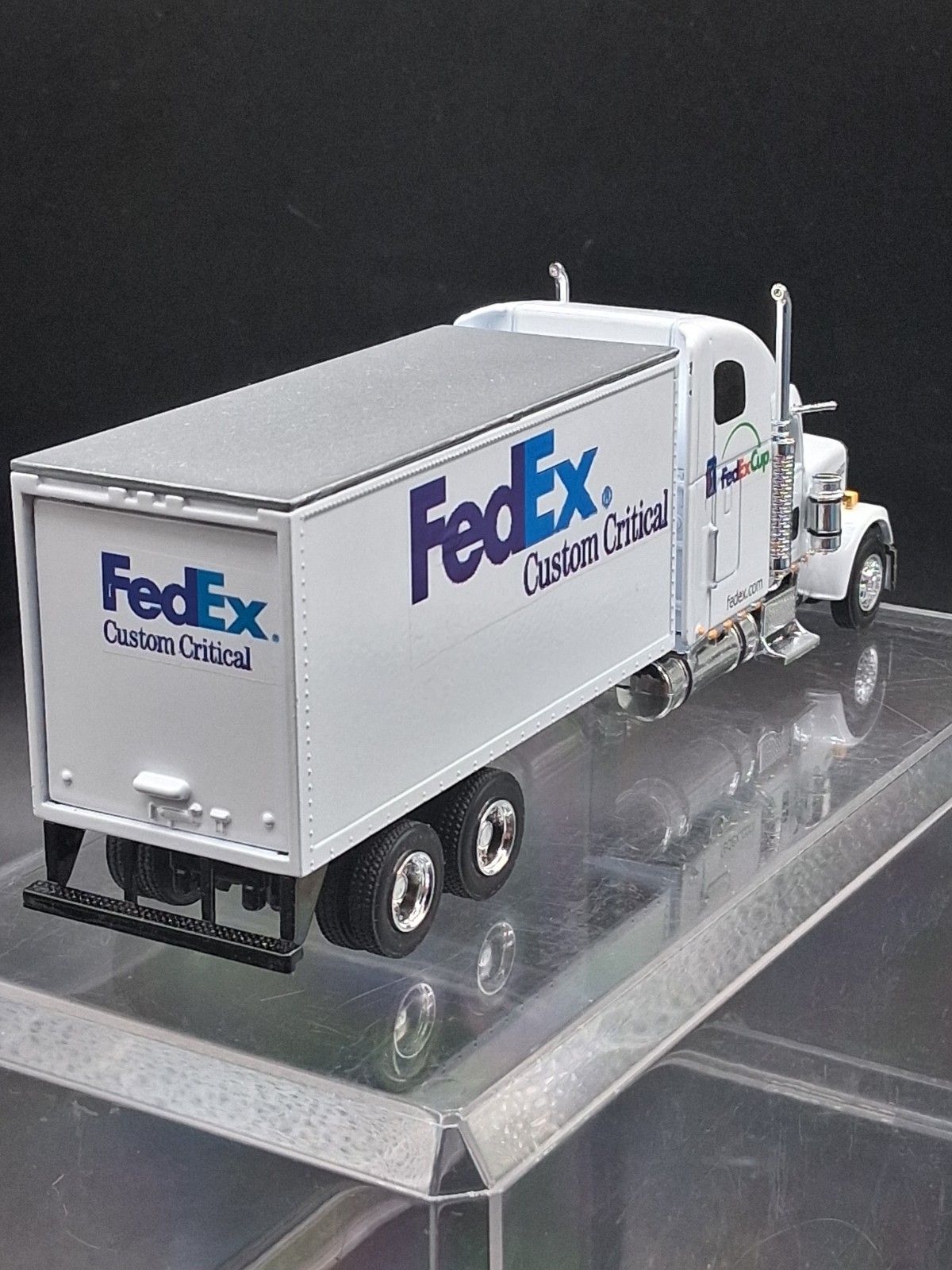SpecCast 1:64 Freightliner Classic Diecast Fedex Box/Moving Truck Box Van W/Case
